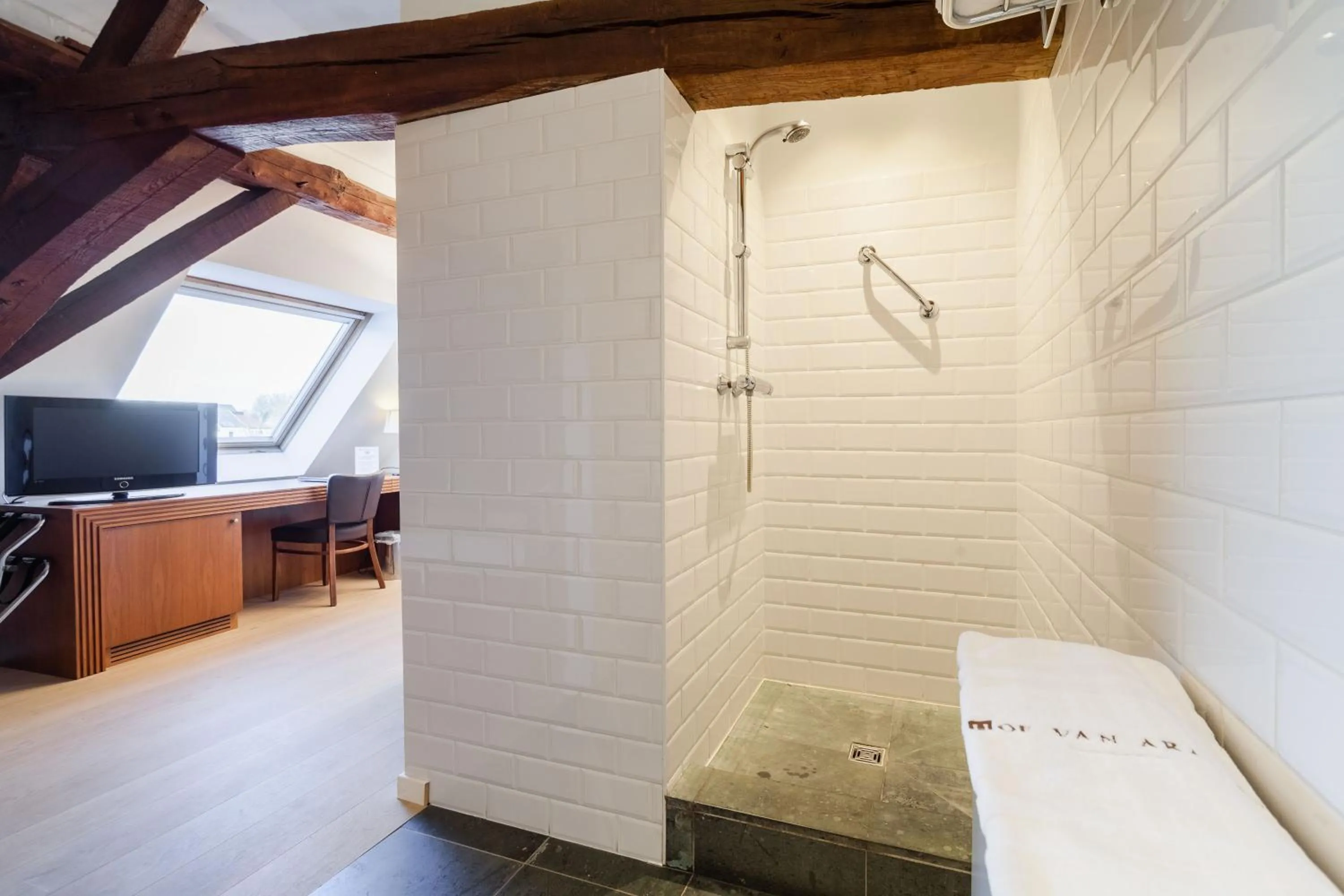 Shower in Hotel Hof van Aragon