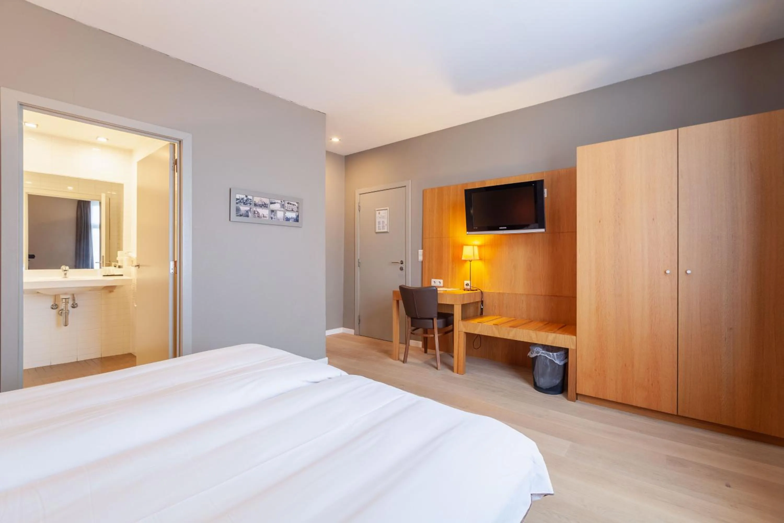 Photo of the whole room, Bed in Hotel Hof van Aragon
