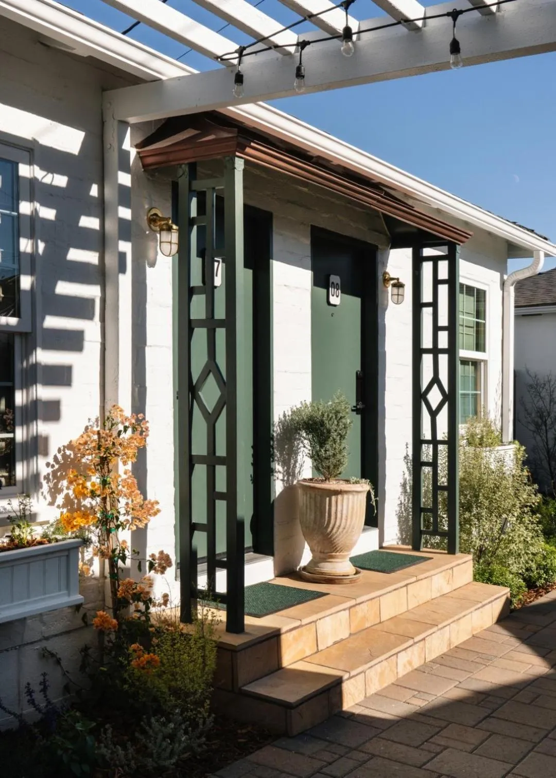 Property building in Le Petit Pali Brentwood