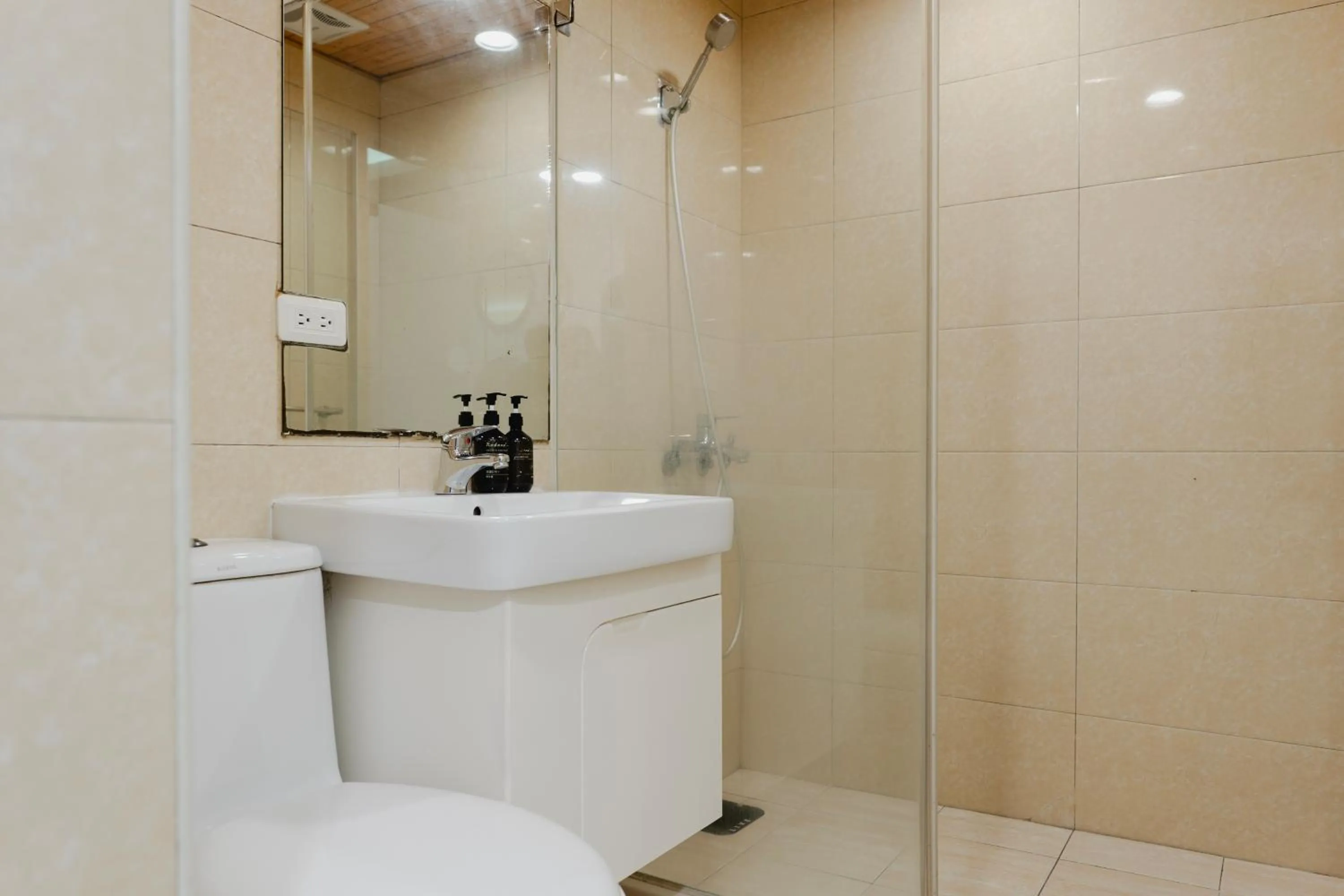 Bathroom in LJ Hotel