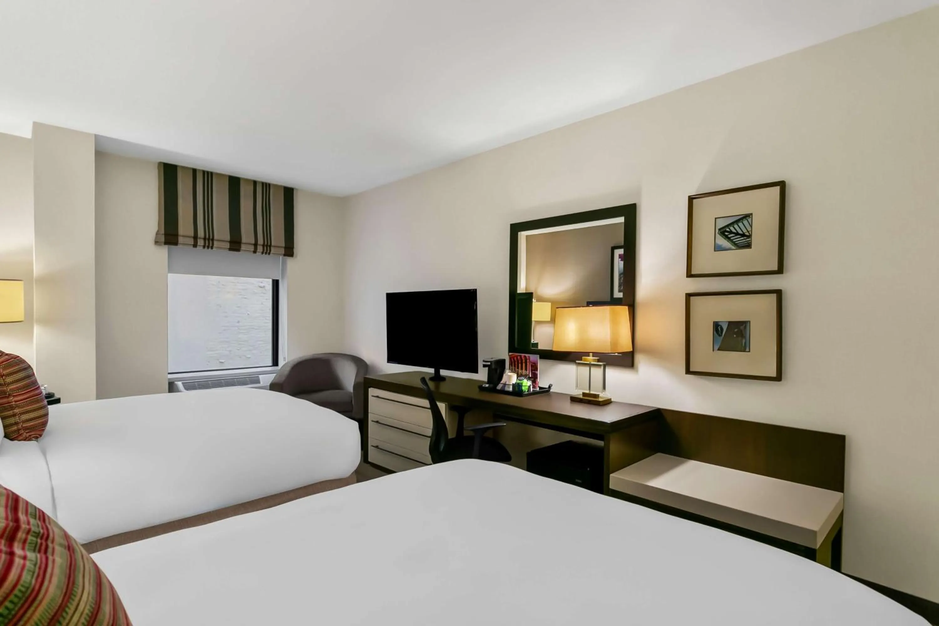 Bedroom, Bed in Delta Hotels by Marriott Baltimore Inner Harbor