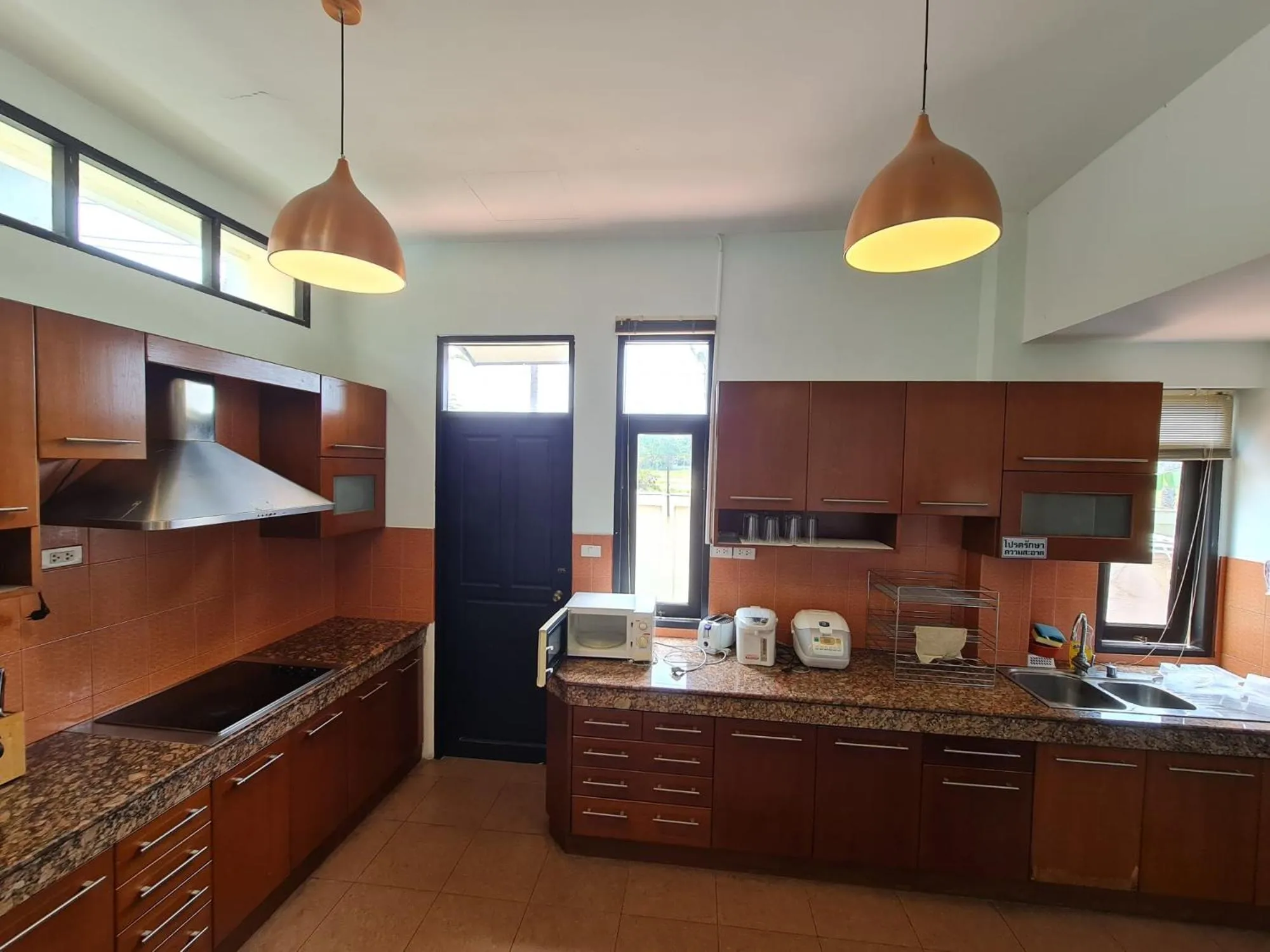 Kitchen or kitchenette in รมิดา พูล วิลล่า พัทยา Ramida Pool Villa Pattaya