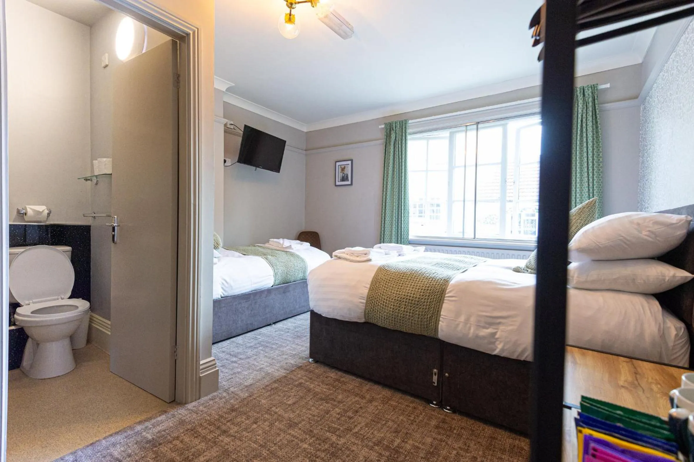 Bedroom, Bed in Fox Inn