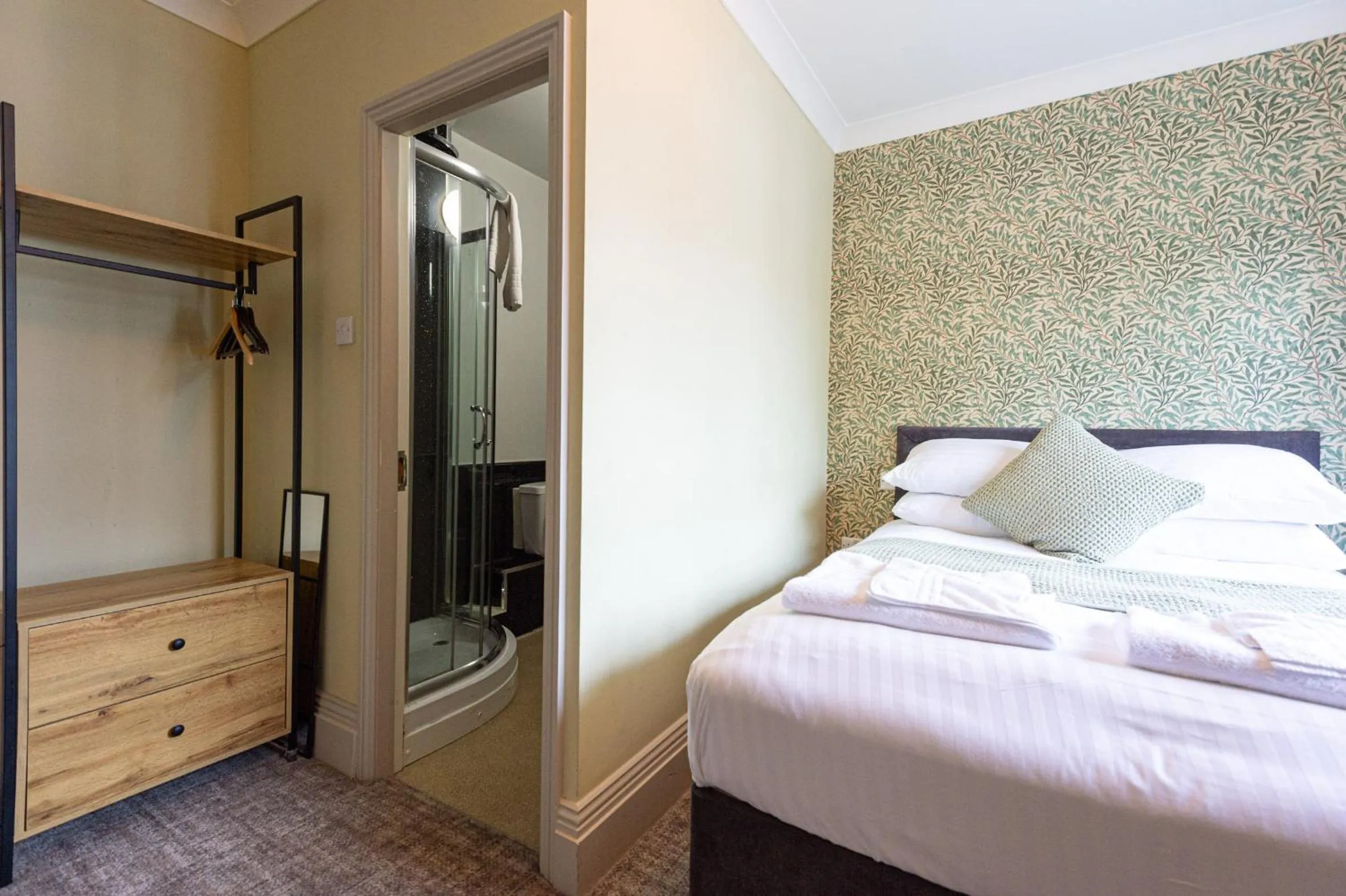 Bedroom, Bed in Fox Inn