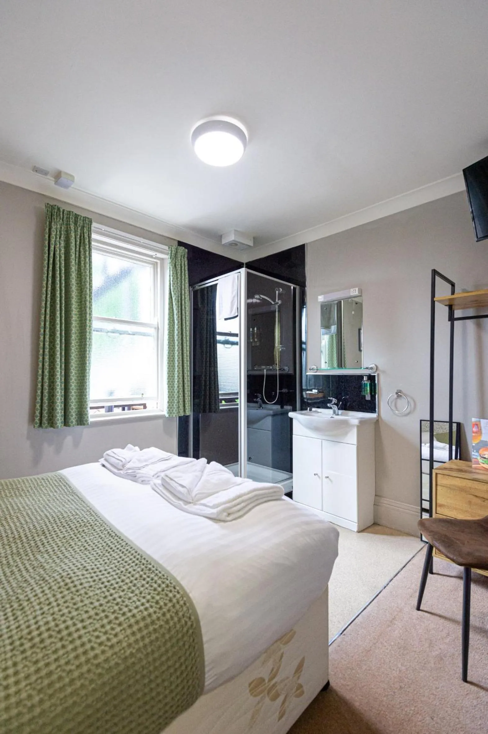 Bedroom, Bed in Fox Inn