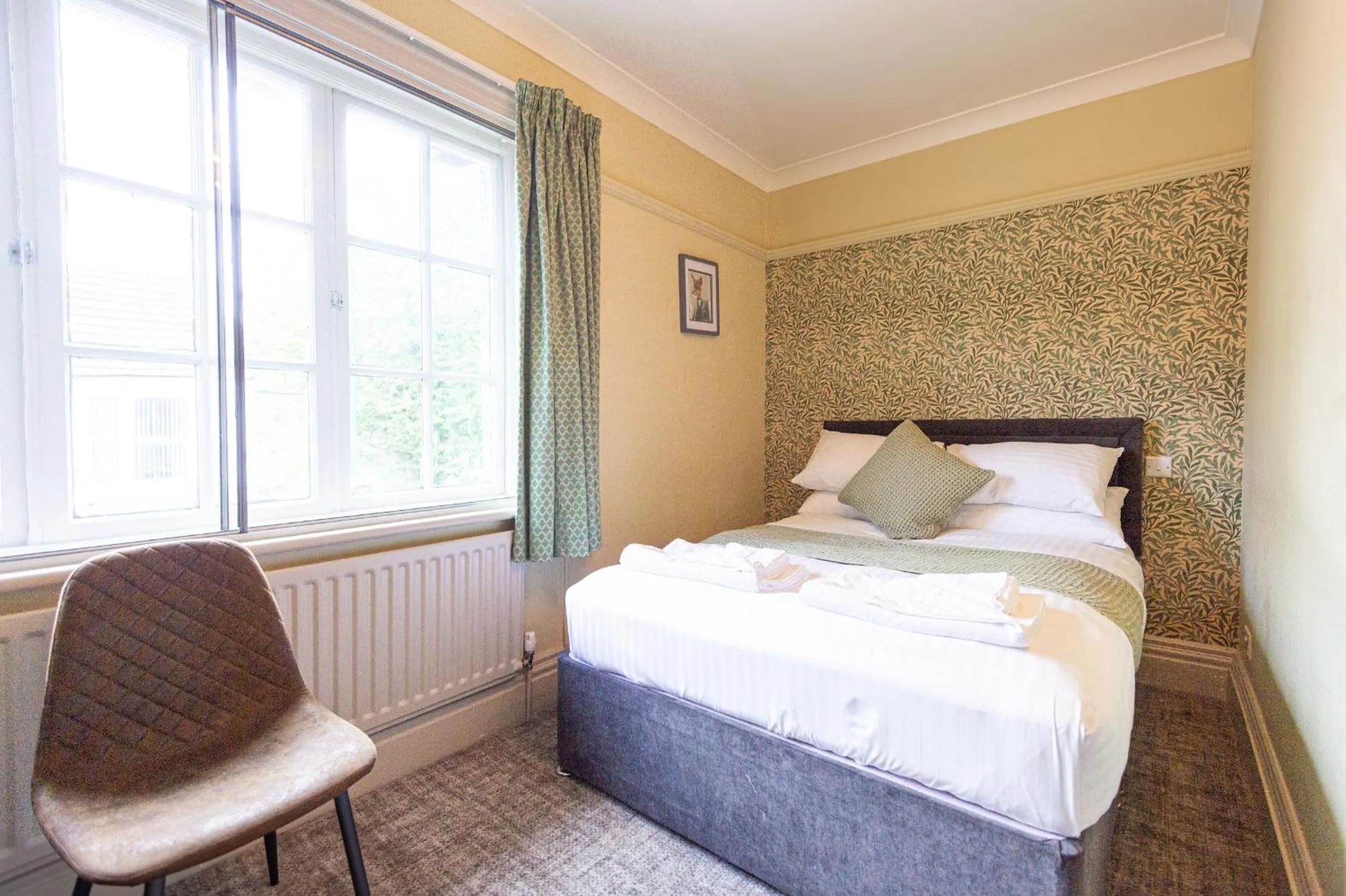 Bedroom, Bed in Fox Inn