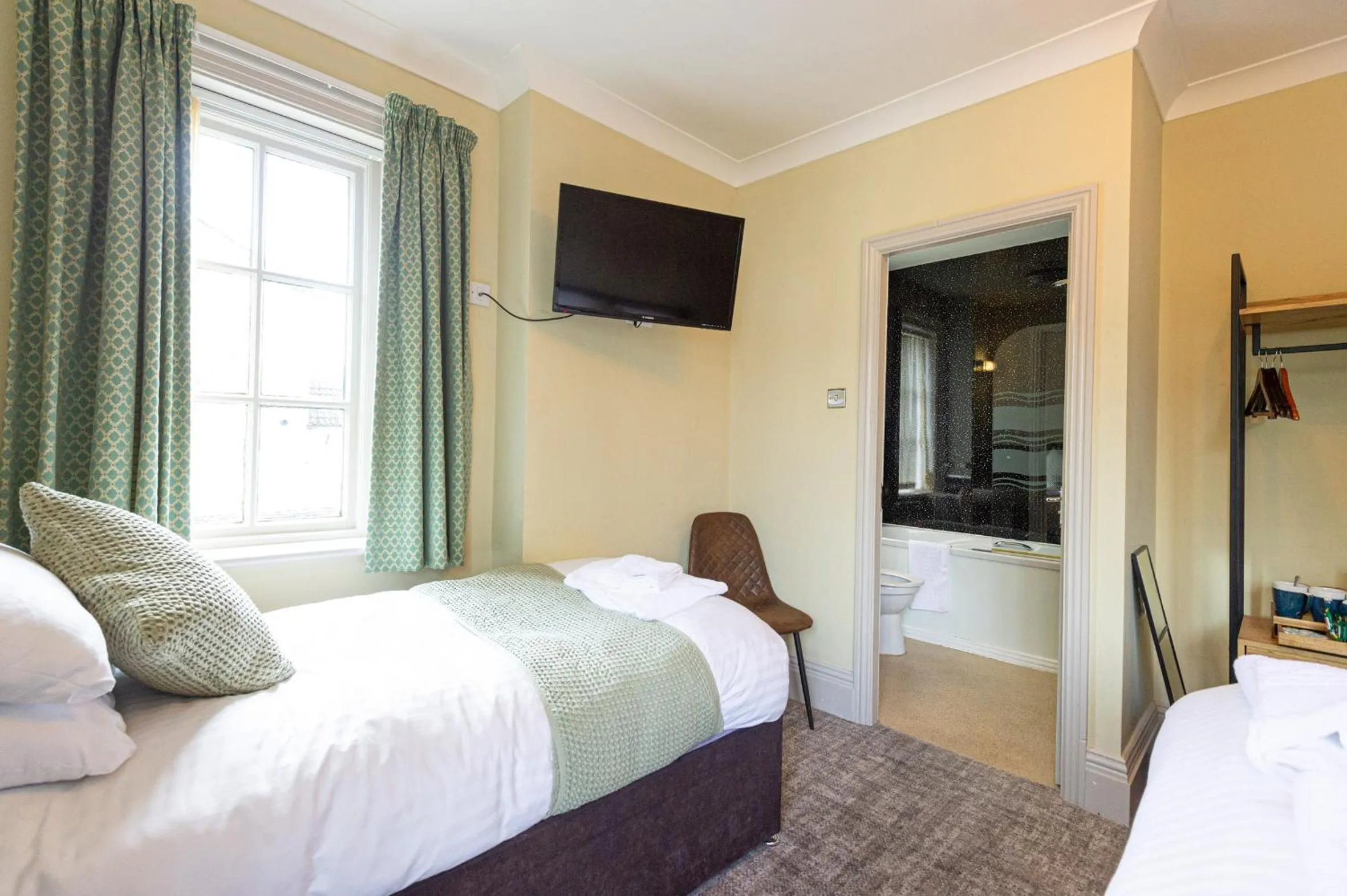 Bedroom, Bed in Fox Inn