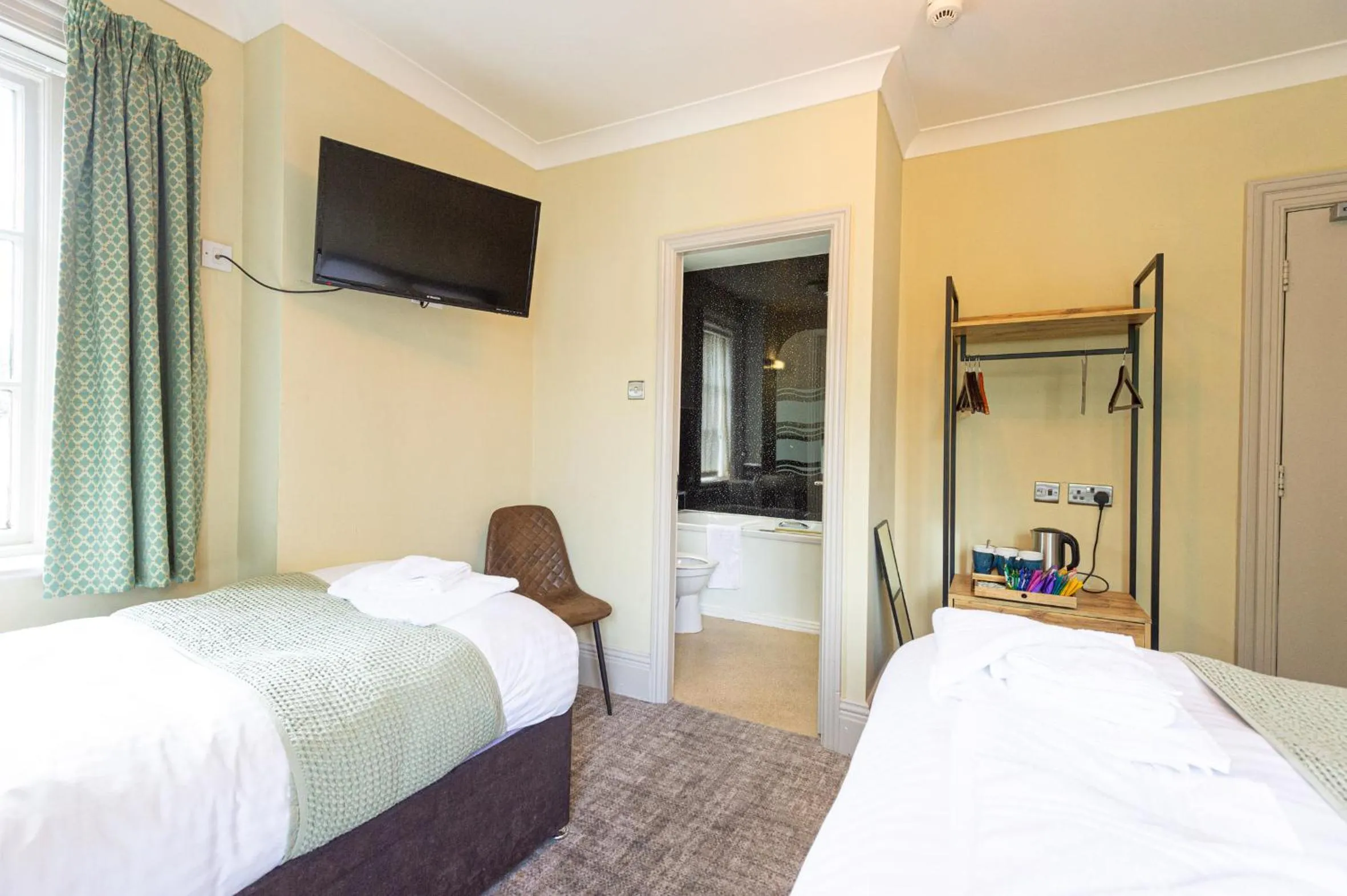 Bedroom, Bed in Fox Inn