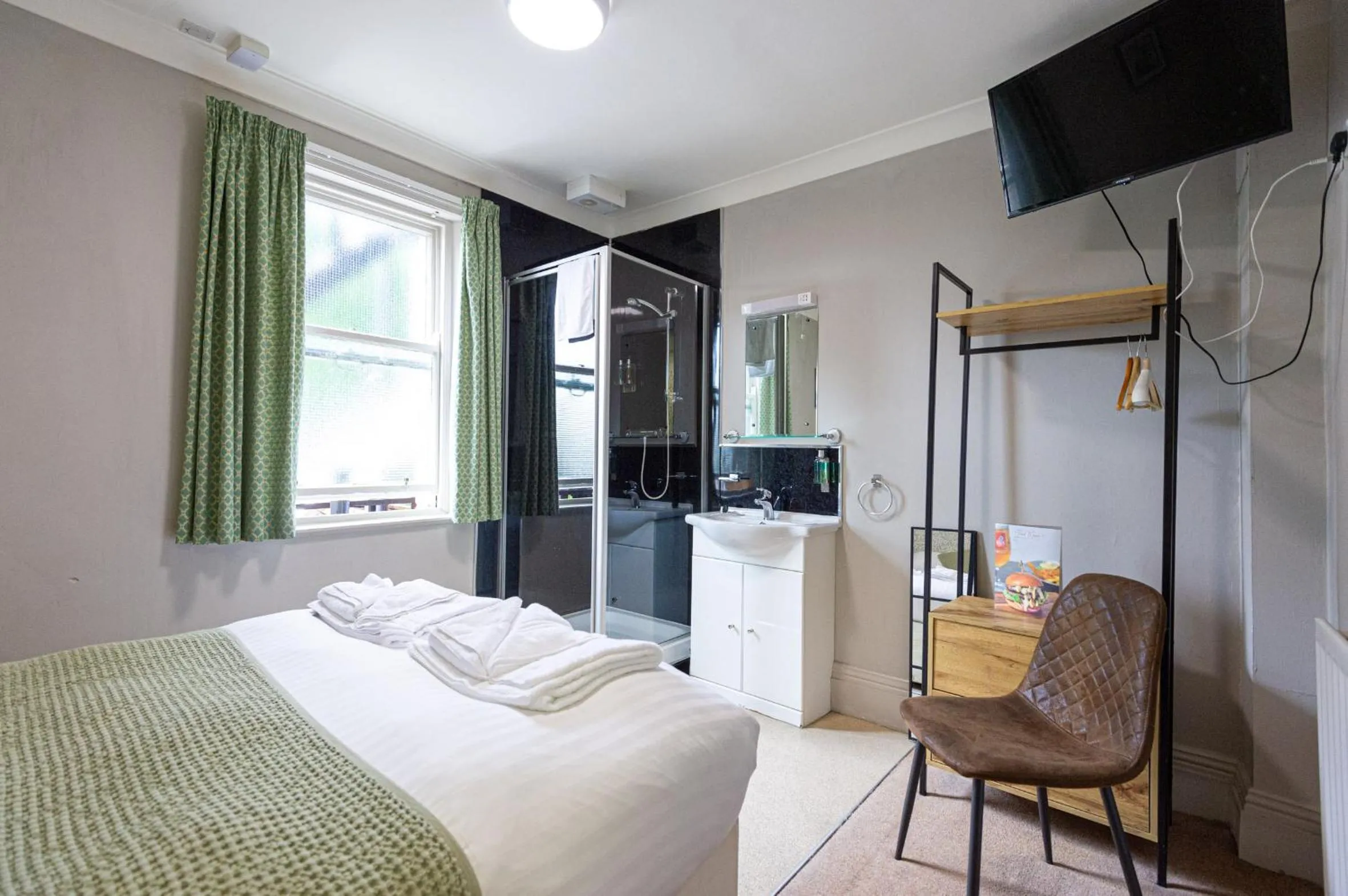 Bathroom, Bed in Fox Inn