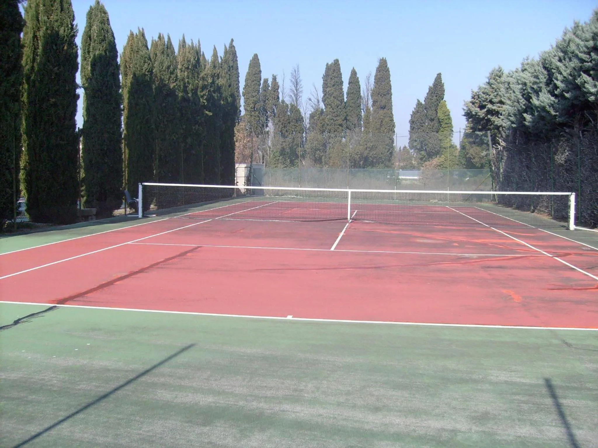 Tennis court in Les grands pins