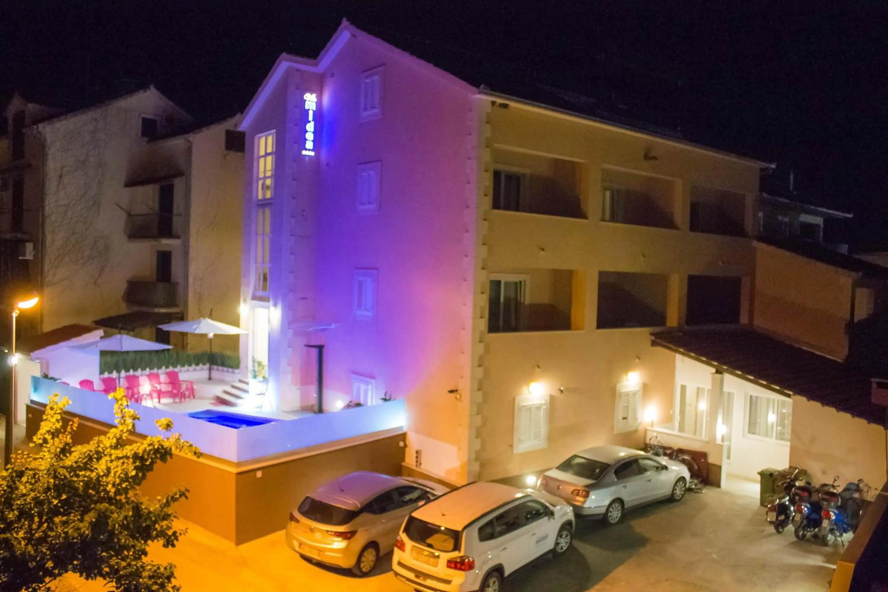 Property building in Villa Midea