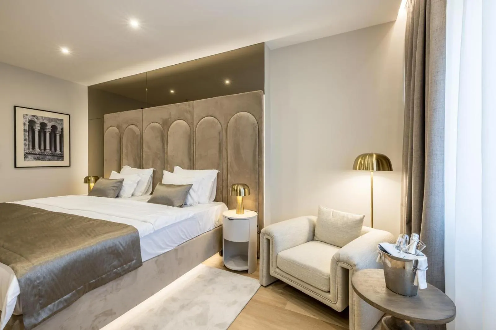 Bedroom, Bed in Hotel Atrium