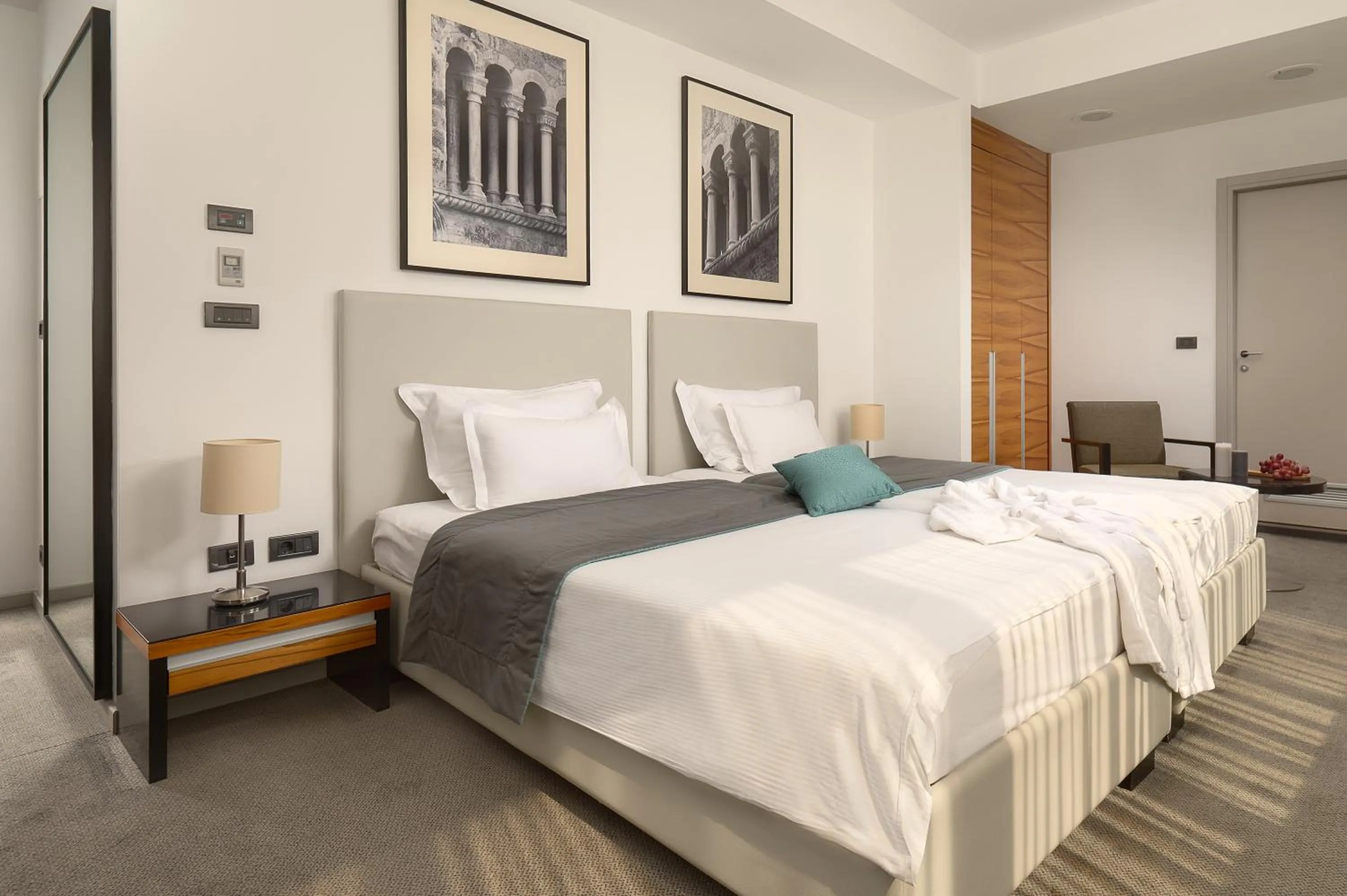 Bedroom, Bed in Hotel Atrium