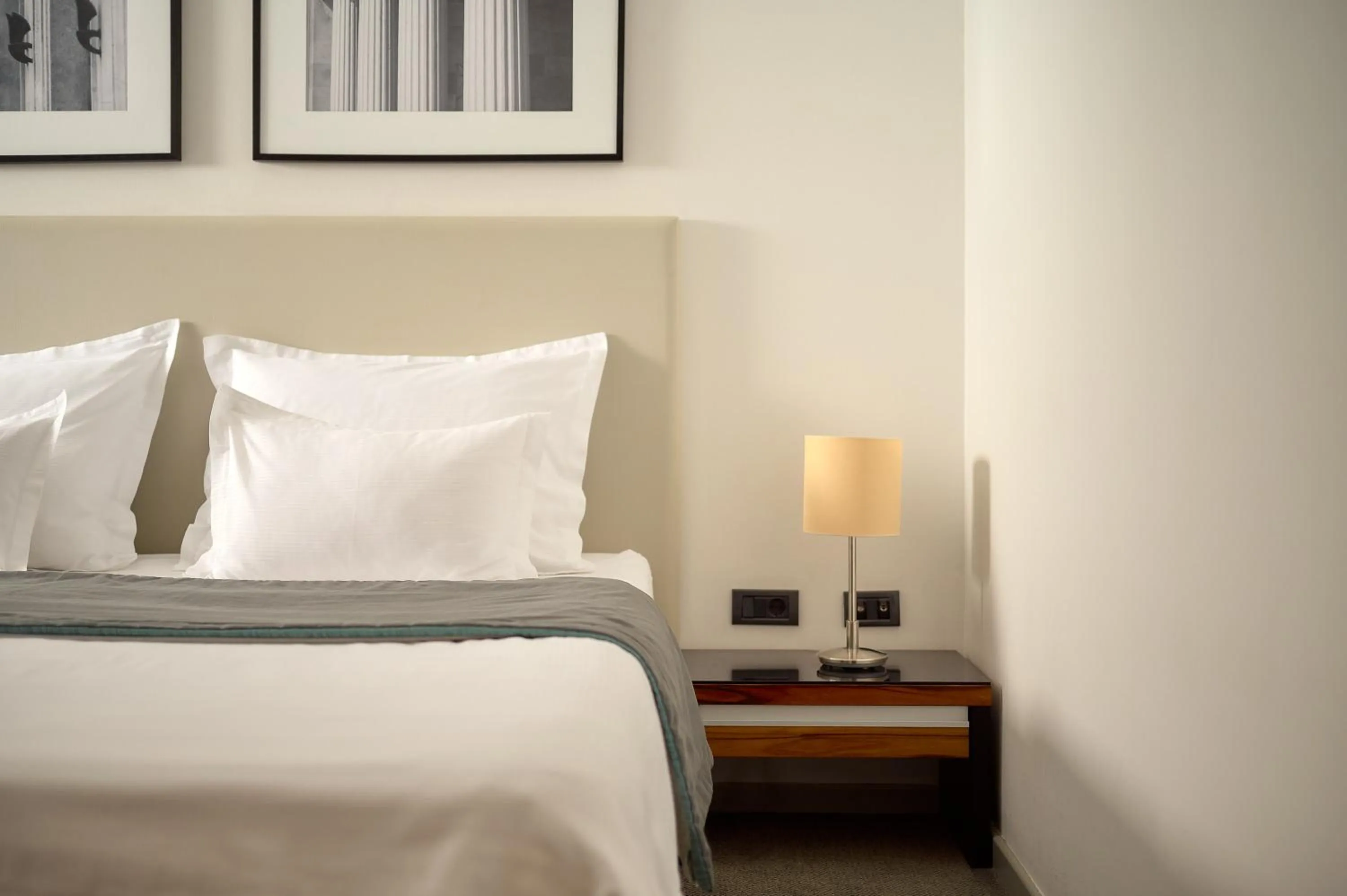 Bedroom, Bed in Hotel Atrium