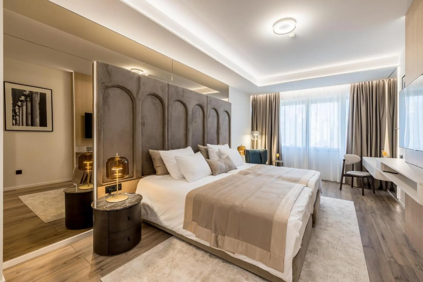 Bedroom, Bed in Hotel Atrium