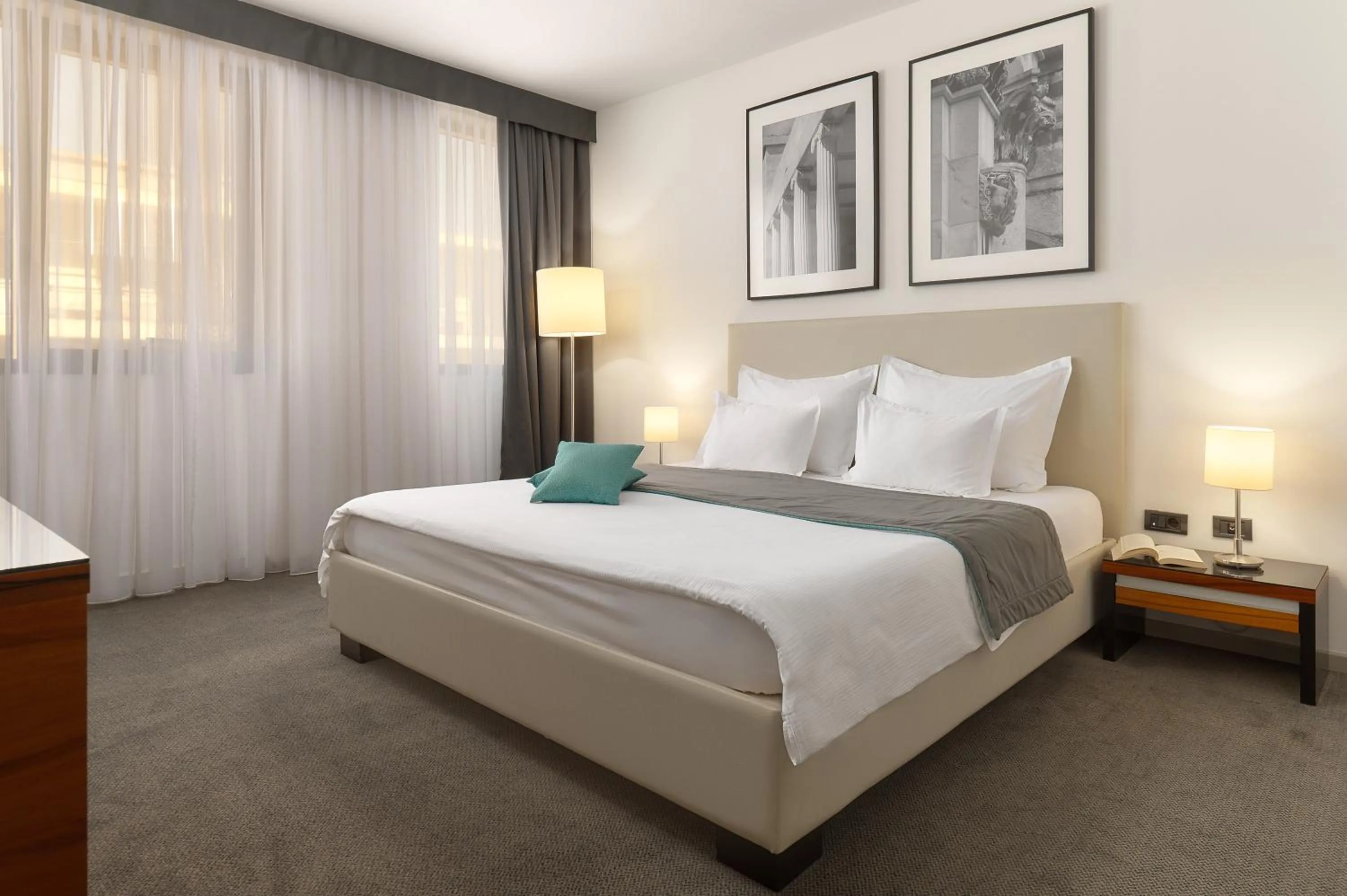 Bedroom, Bed in Hotel Atrium