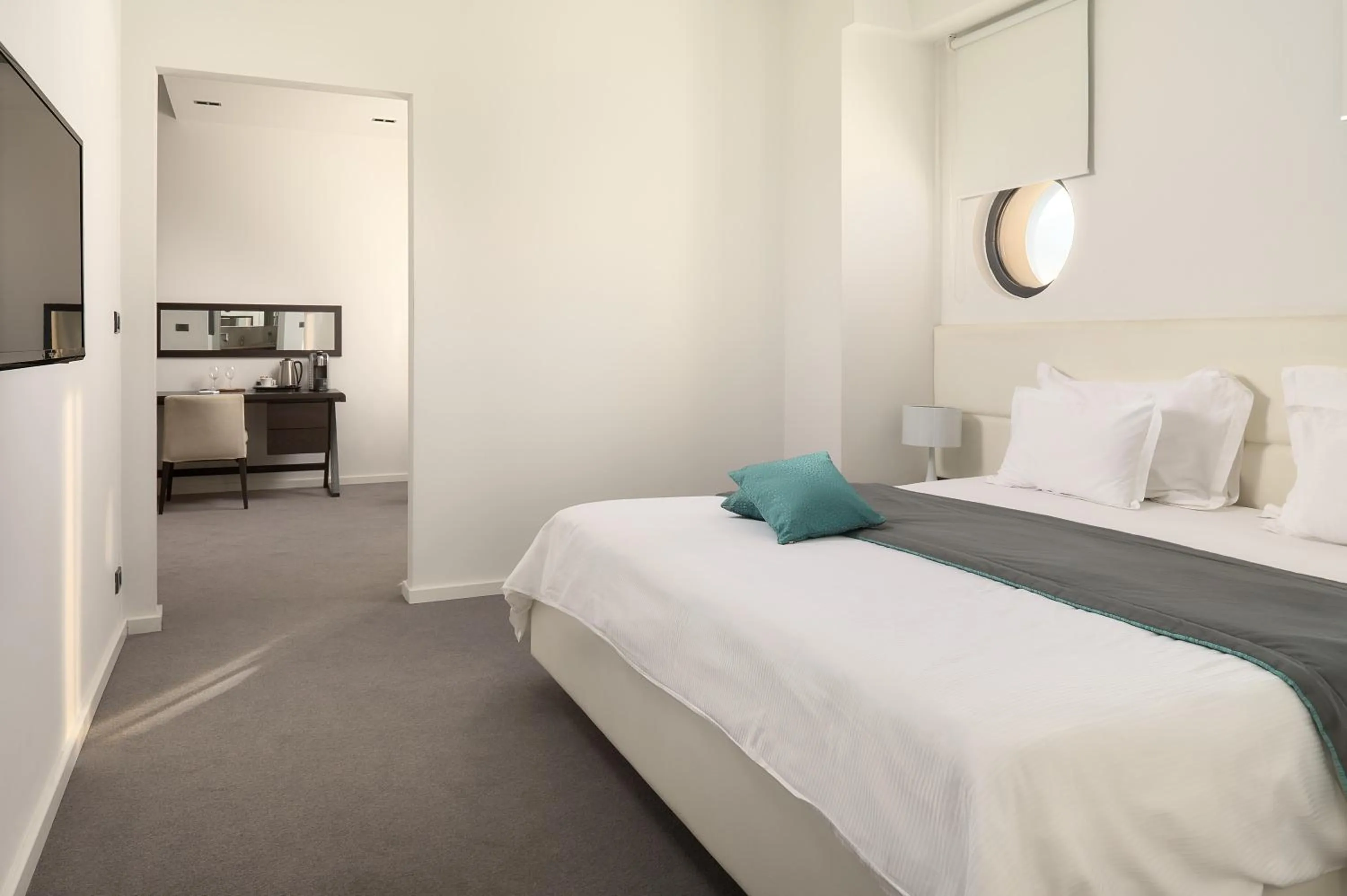 Bedroom, Bed in Hotel Atrium