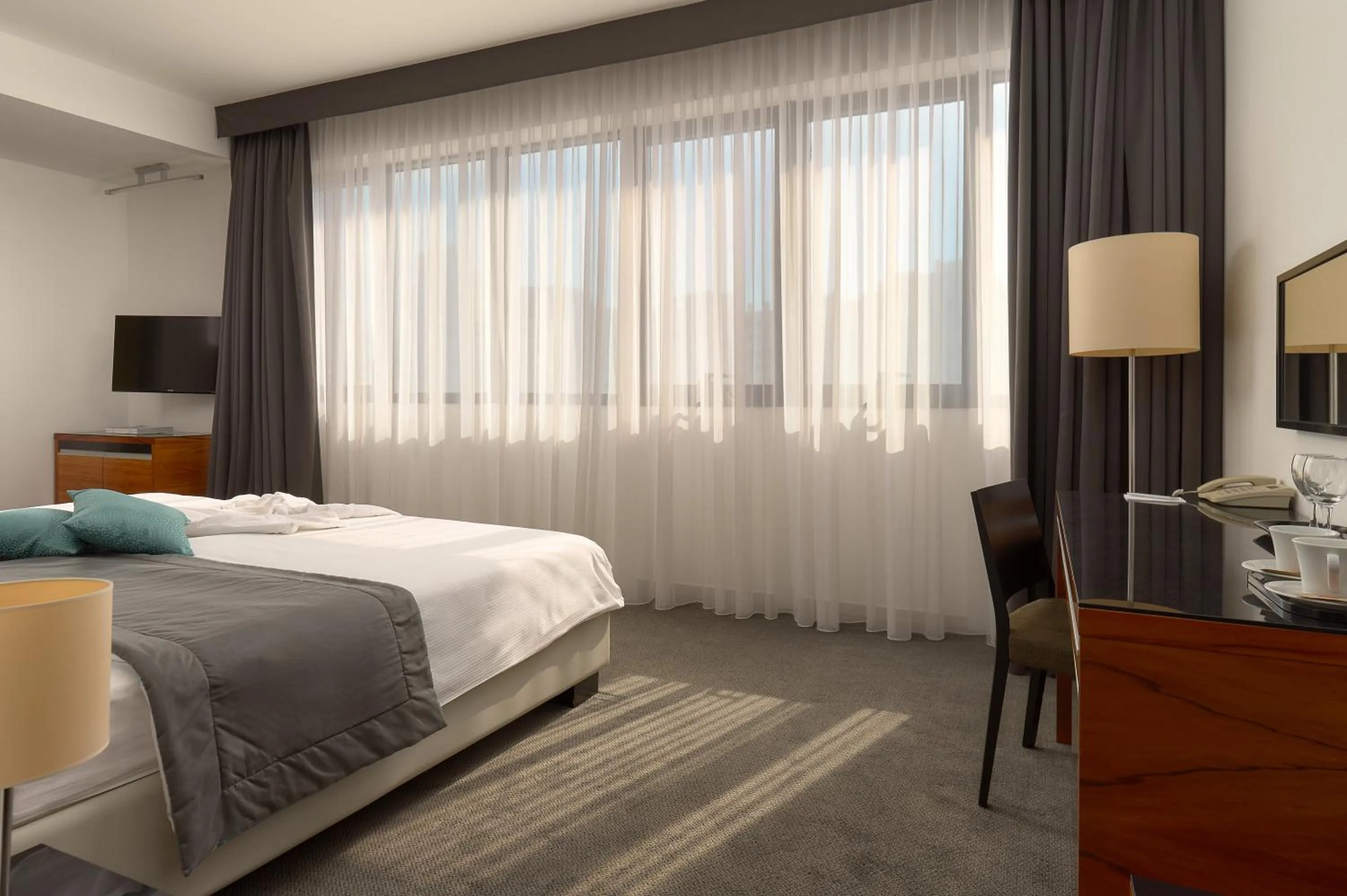 Bedroom, Bed in Hotel Atrium