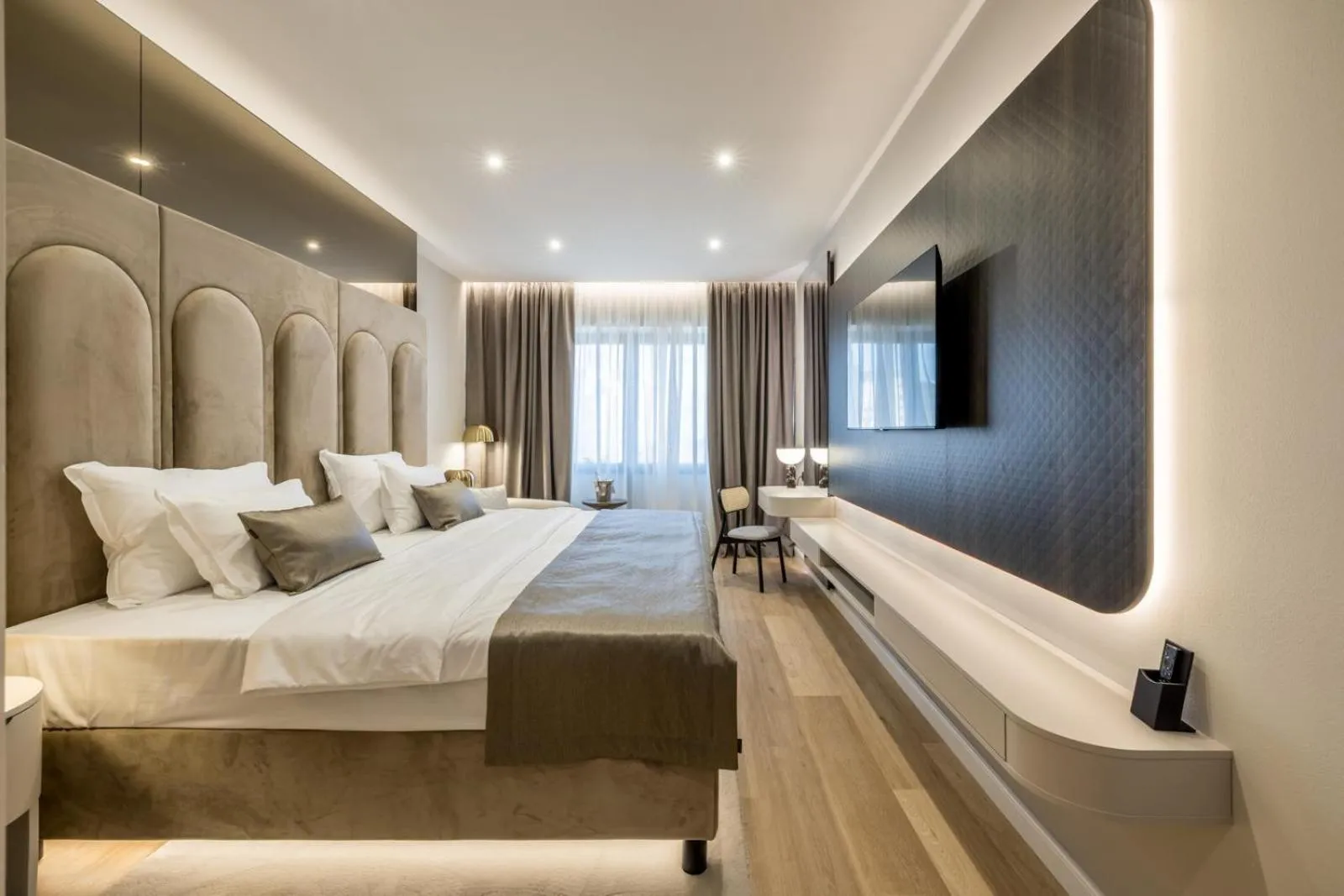 Bedroom, Bed in Hotel Atrium