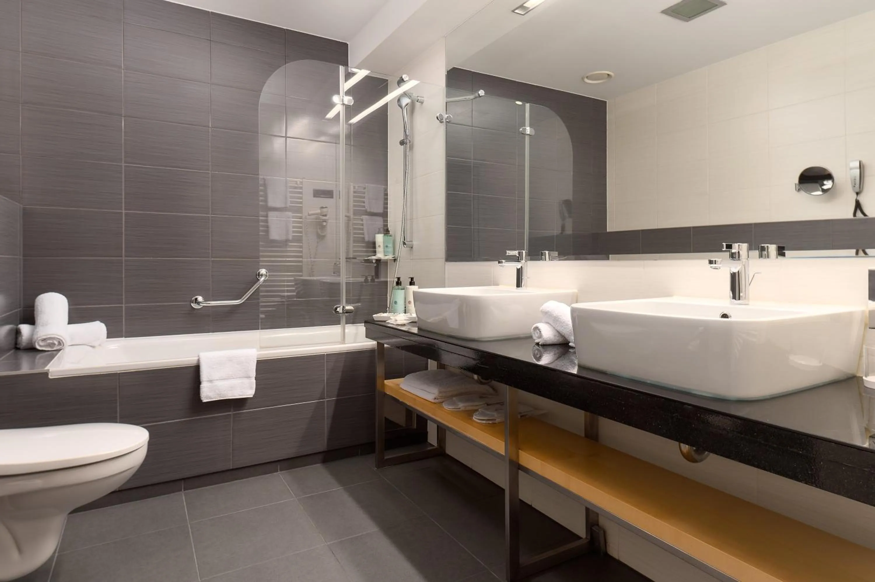 Bathroom in Hotel Atrium