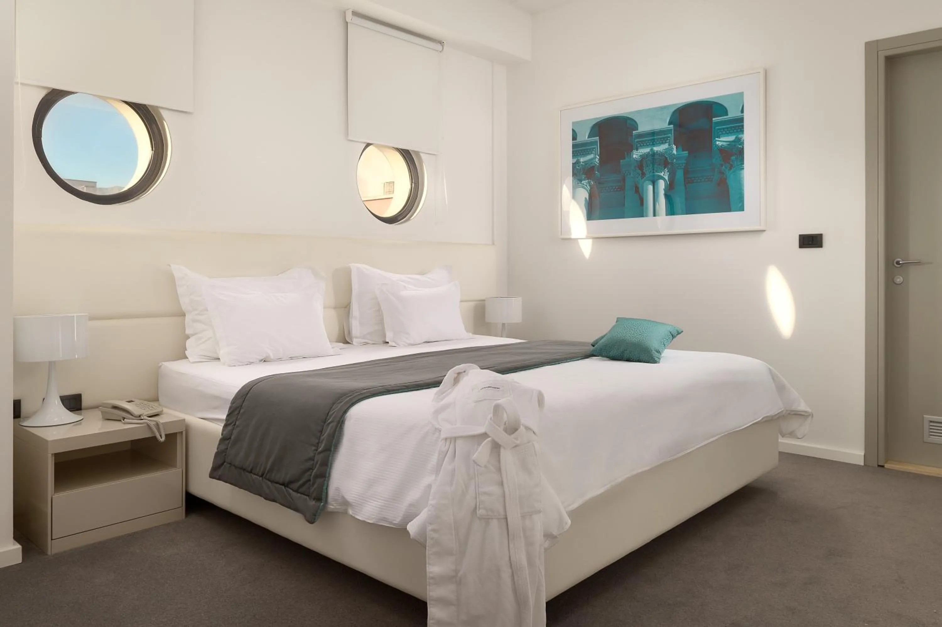 Bedroom, Bed in Hotel Atrium