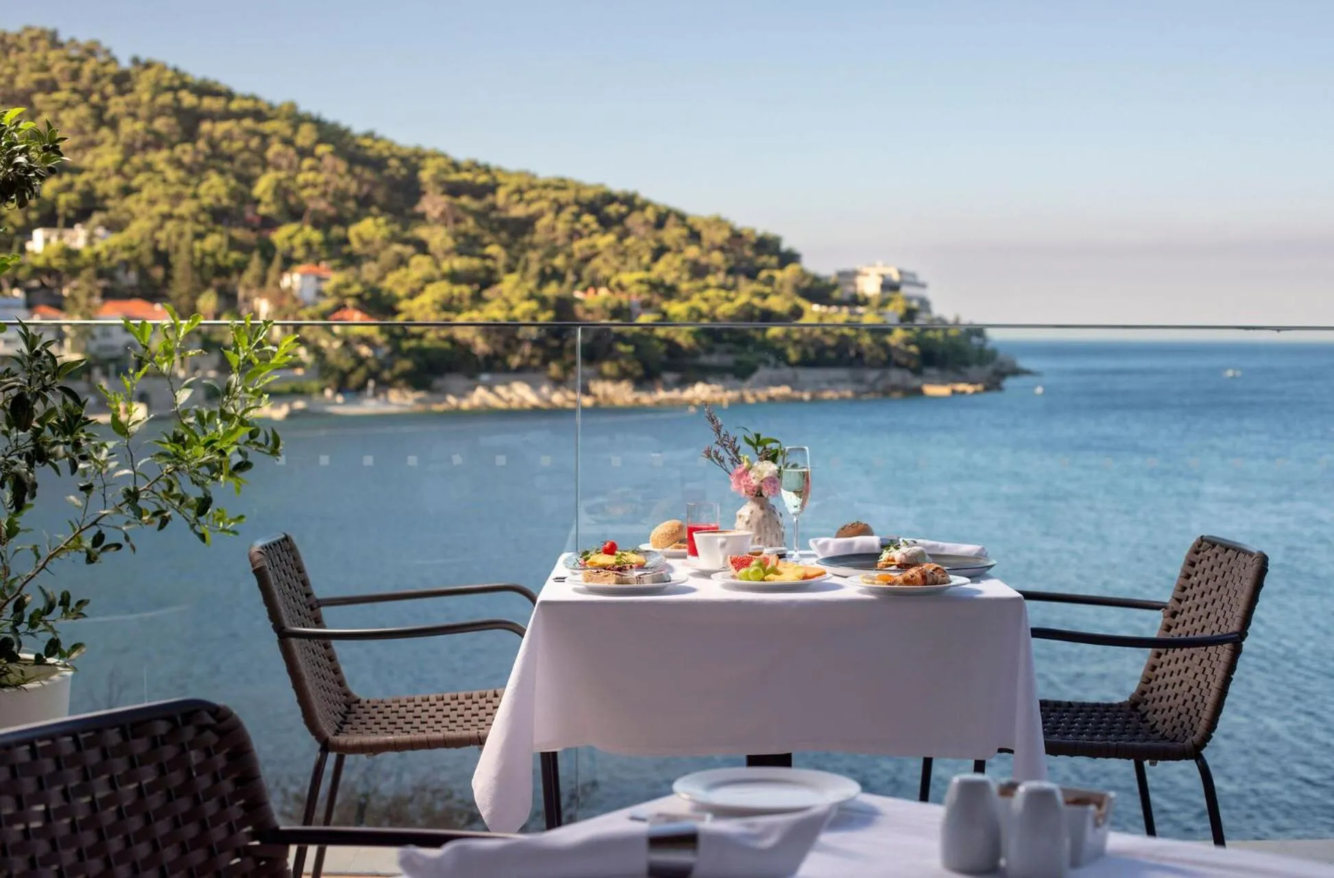 Restaurant/places to eat in Hotel More