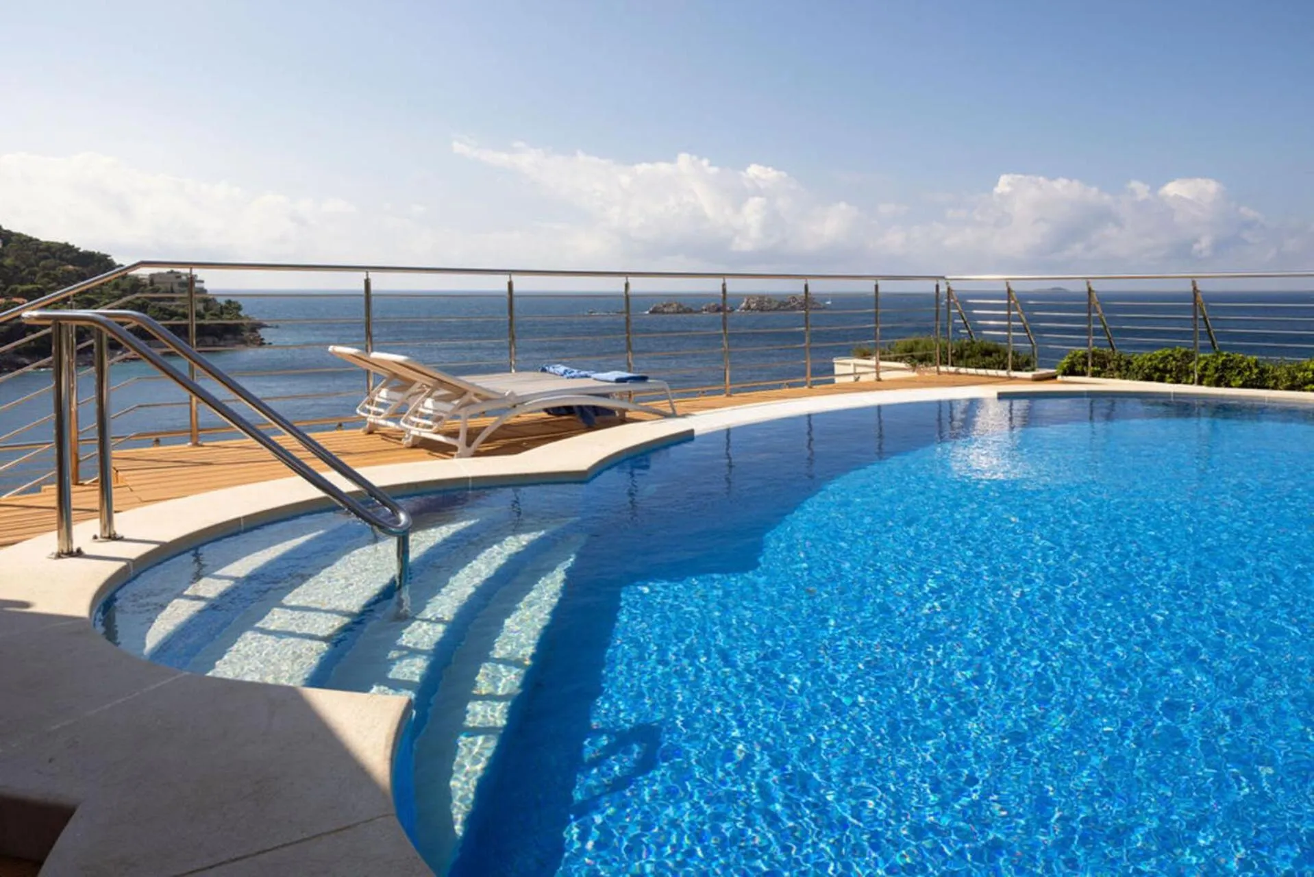 Swimming pool in Hotel More