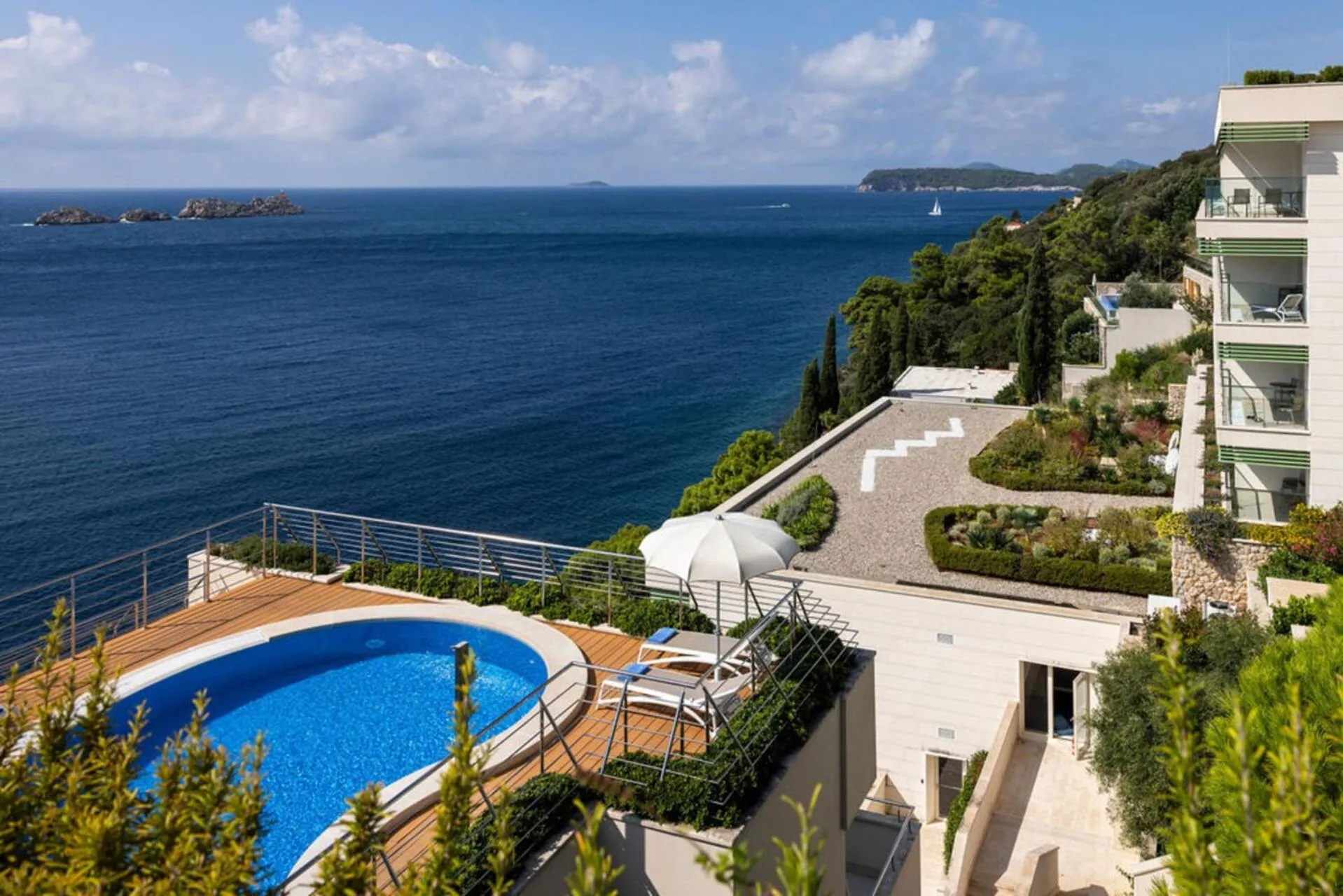 Swimming pool in Hotel More