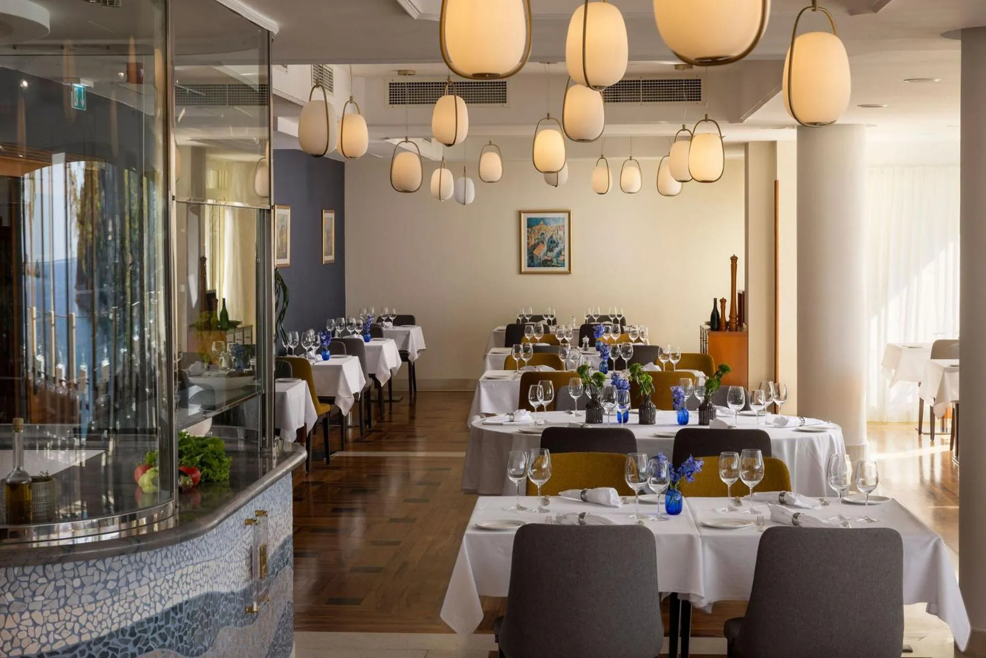 Restaurant/places to eat in Hotel More