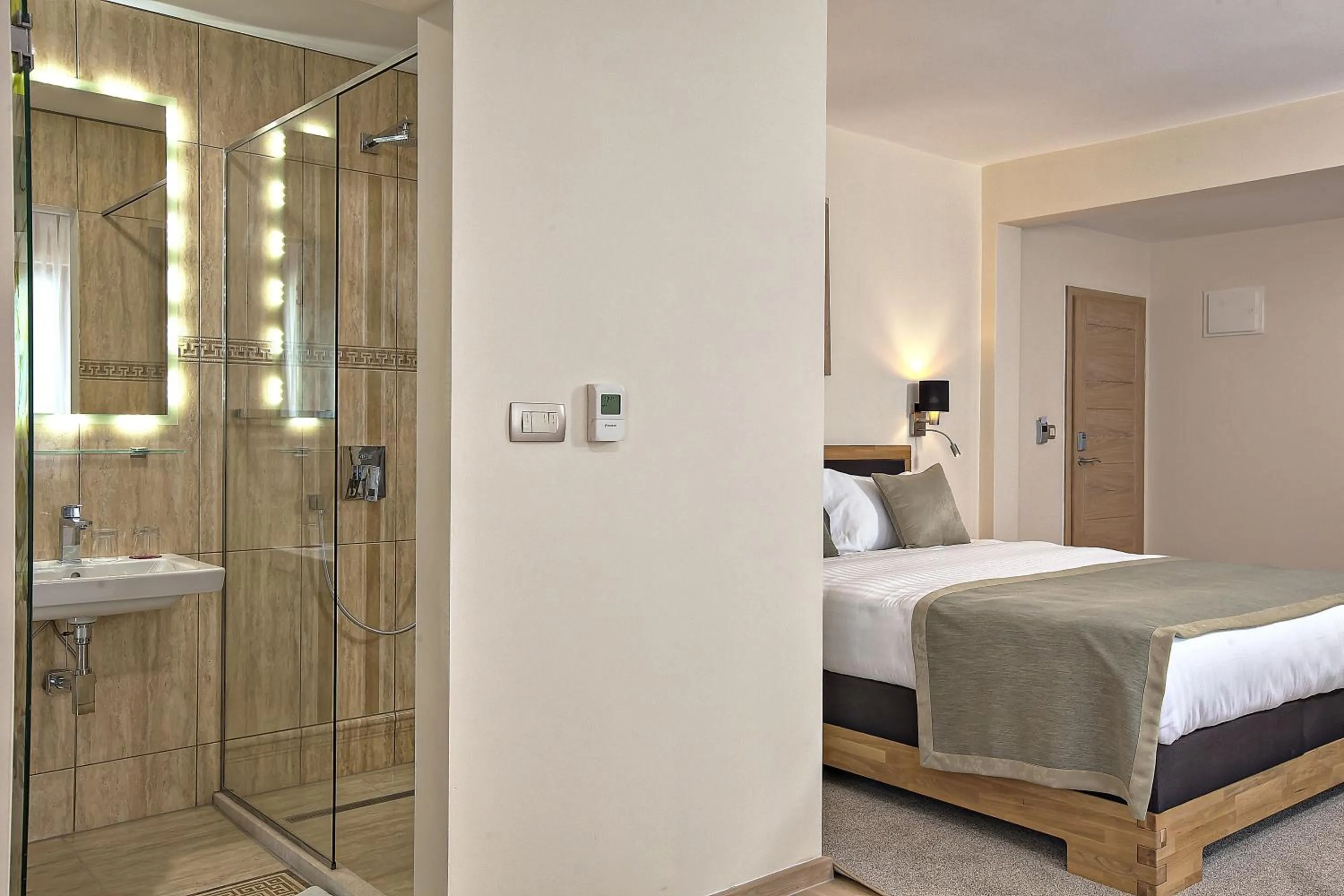 Shower, Bed in Hotel Aziza