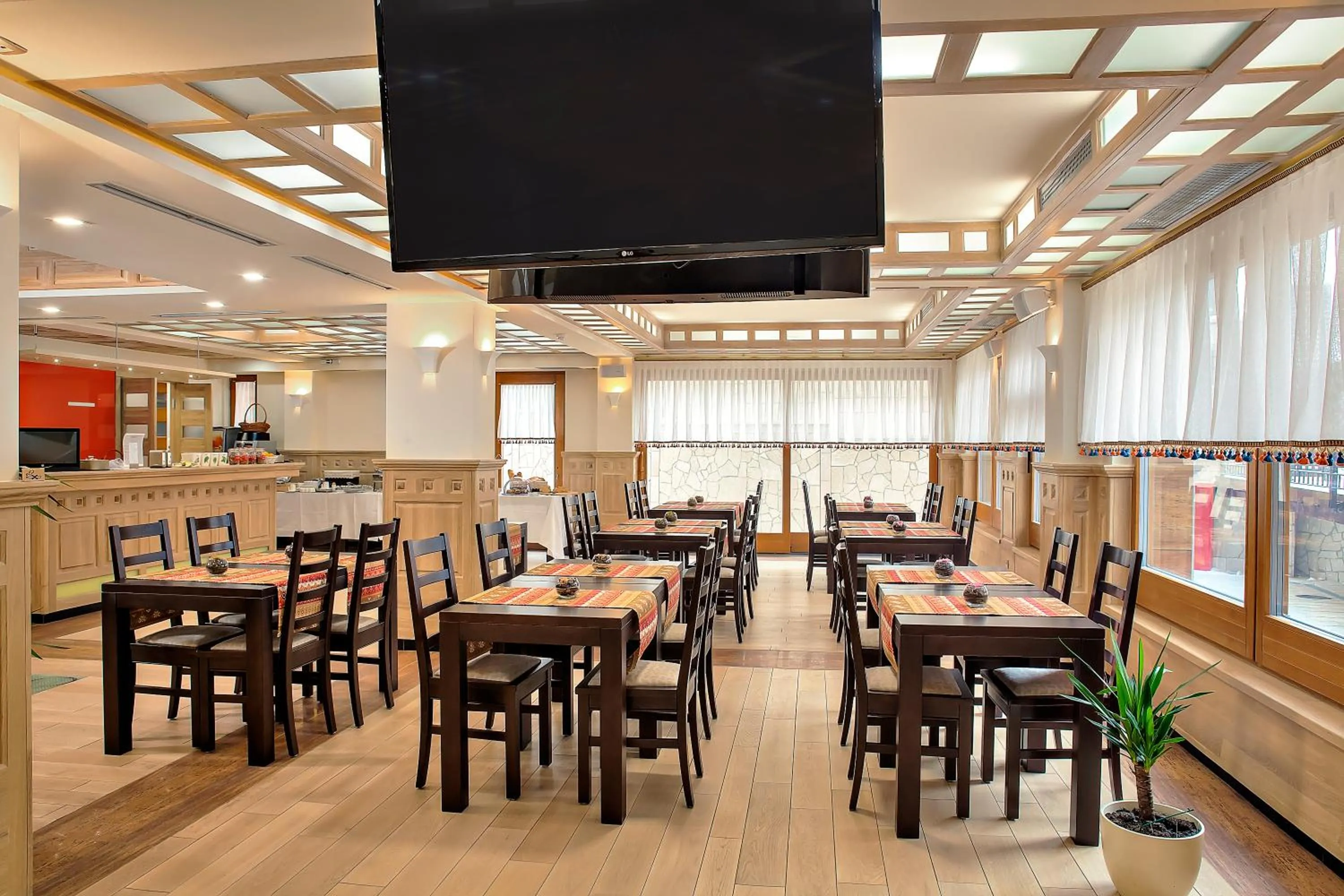 Restaurant/places to eat in Hotel Aziza