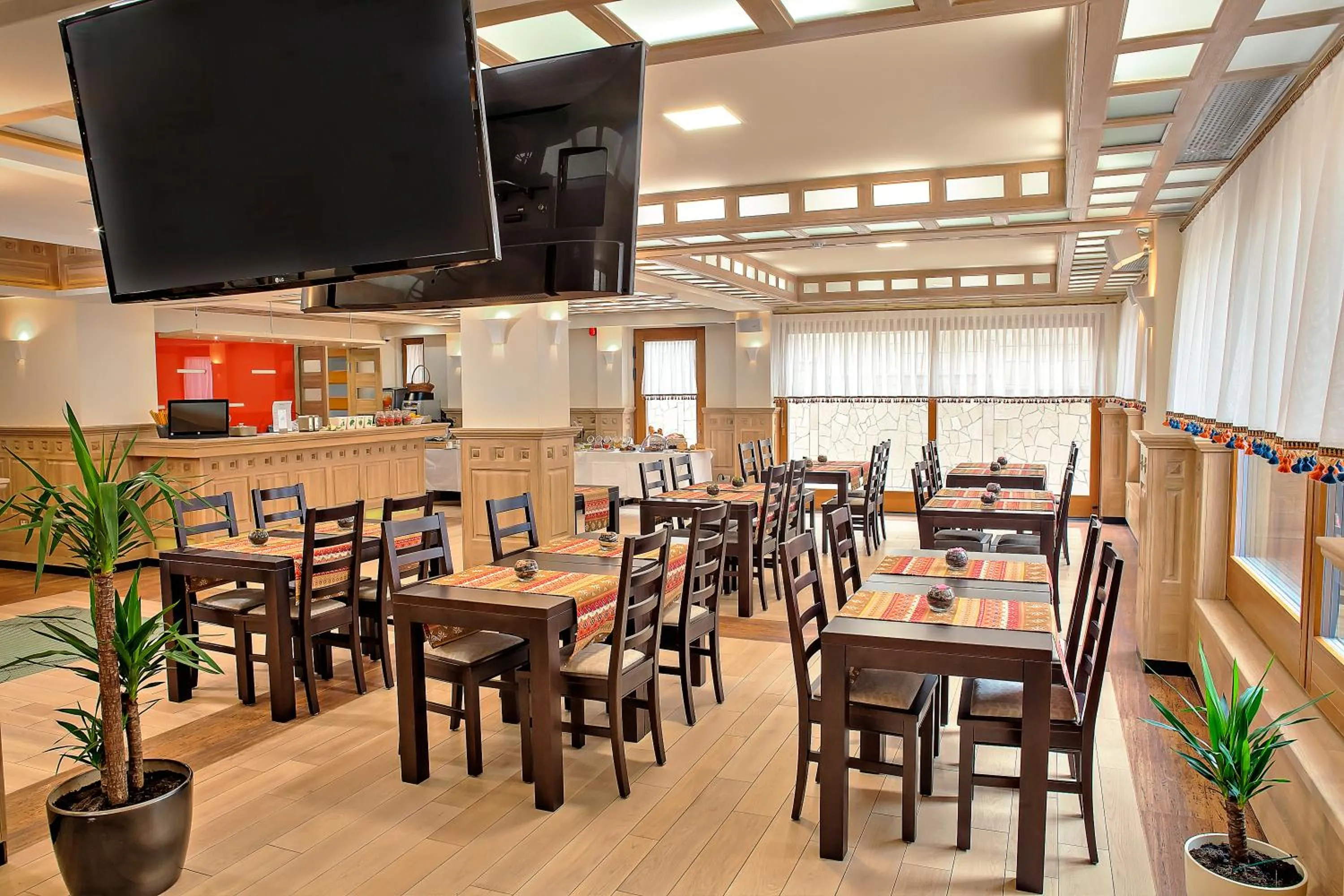 Restaurant/places to eat in Hotel Aziza