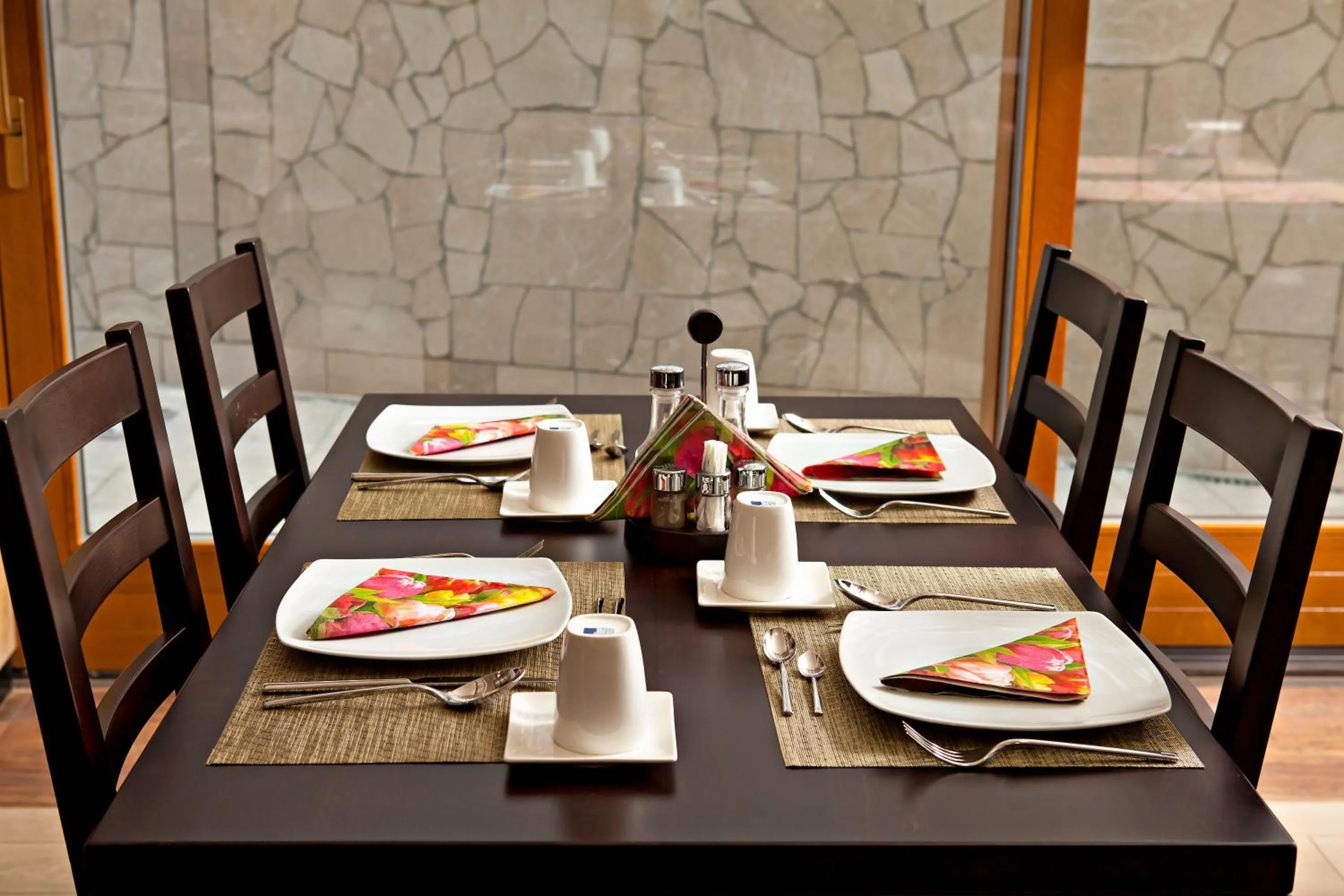 Restaurant/places to eat in Hotel Aziza