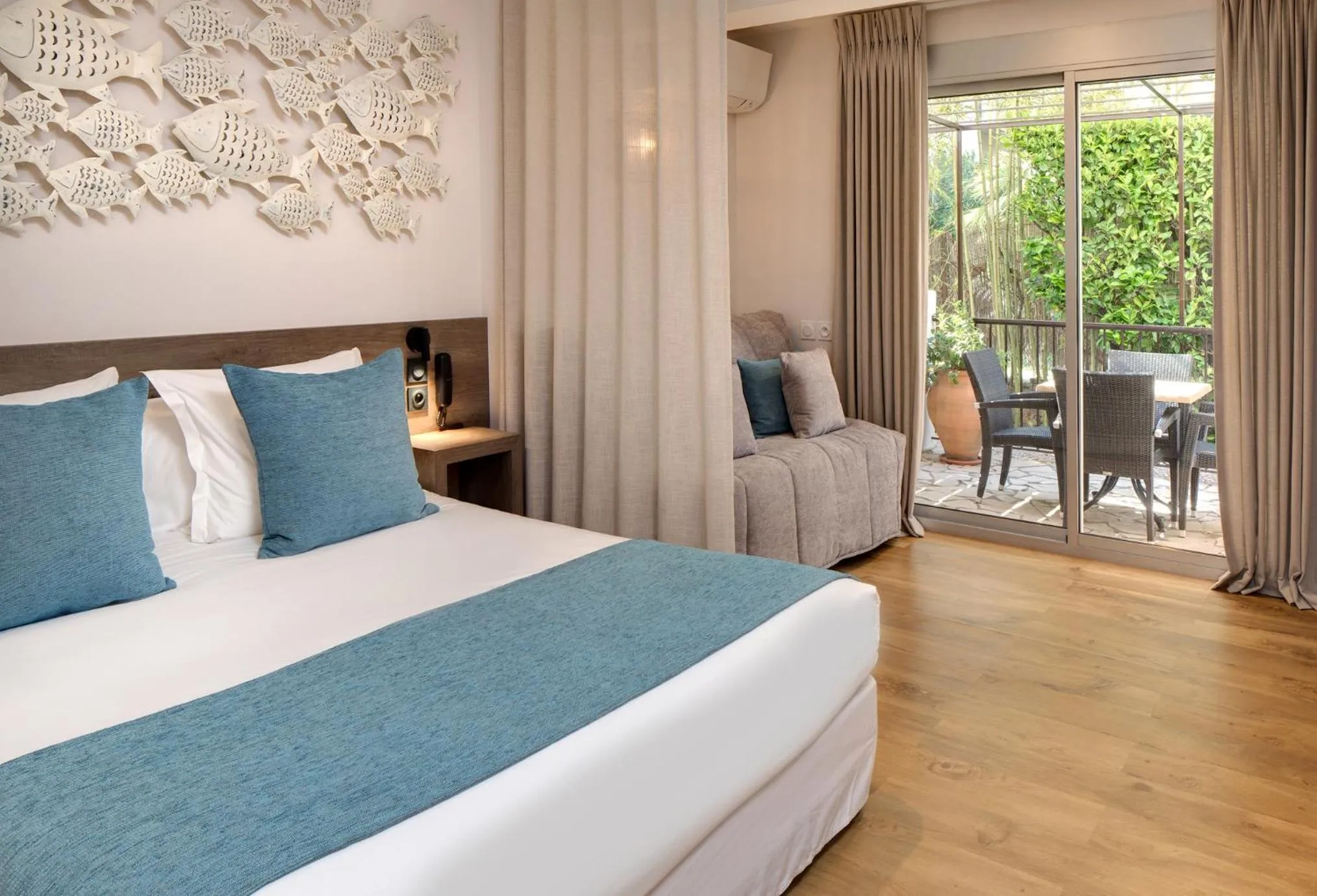 Patio, Bed in Le Cottage - Hotel & Spa