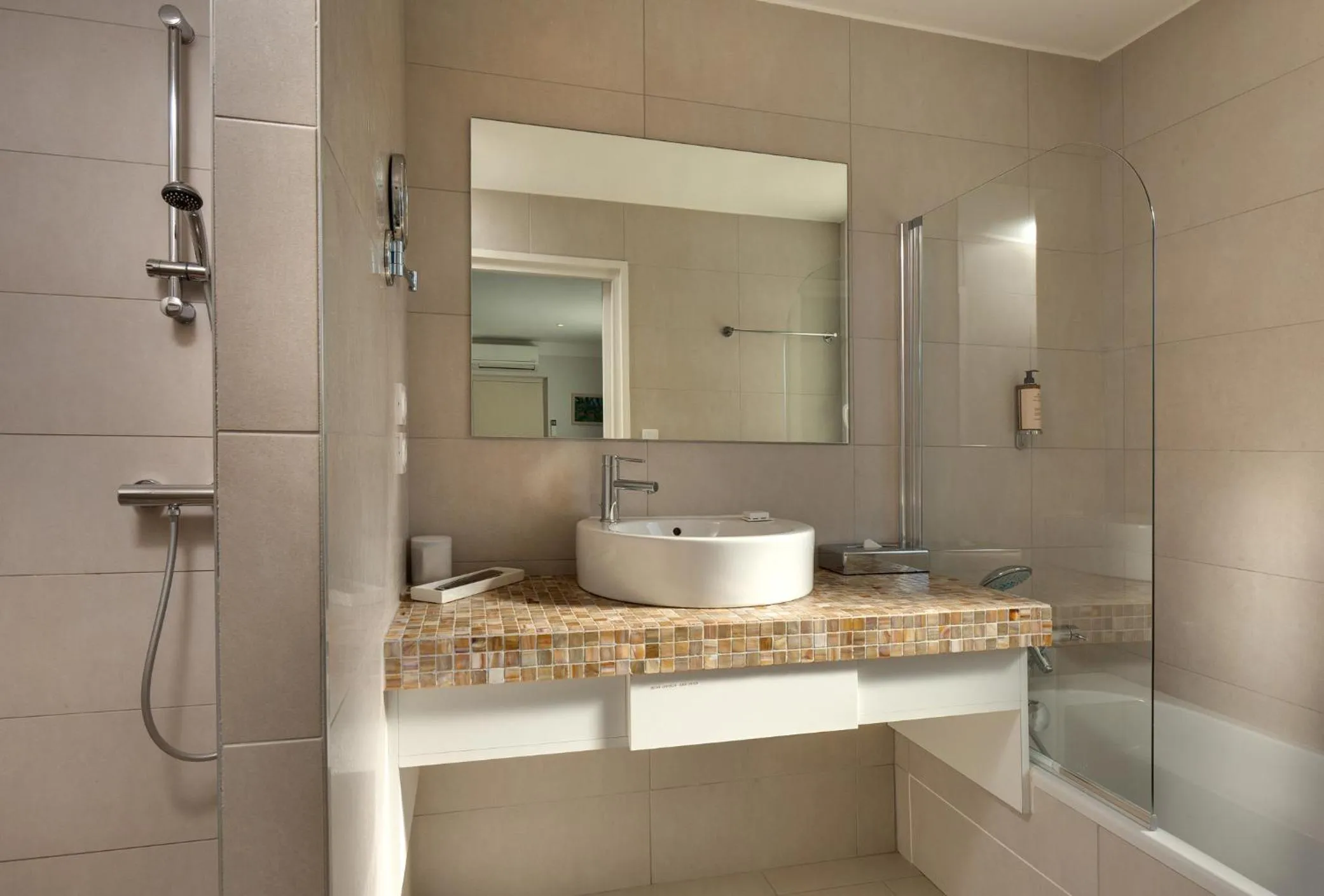 Shower in Le Cottage - Hotel & Spa