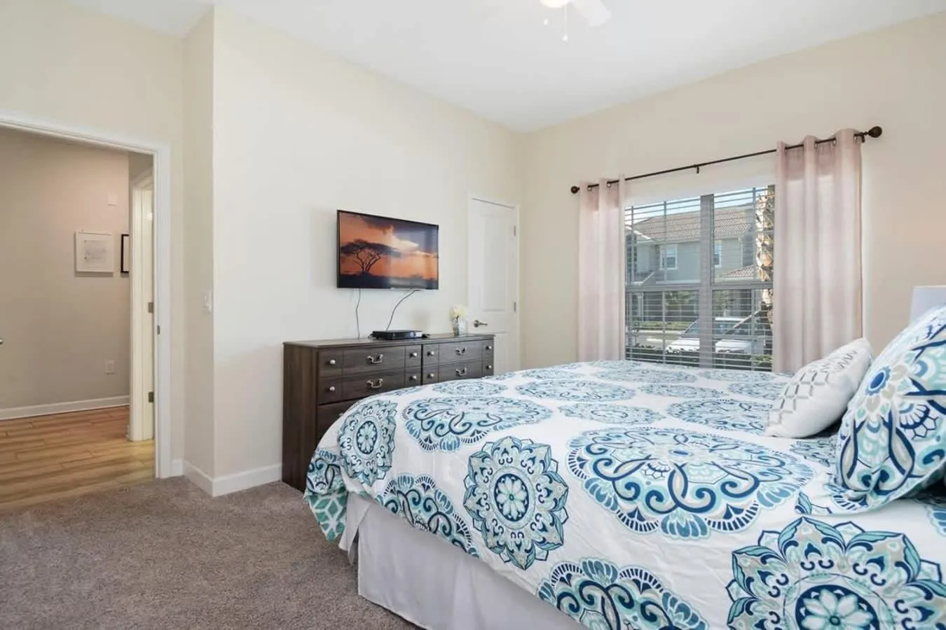 Bed in Four Bedrooms Home with Pool 3079