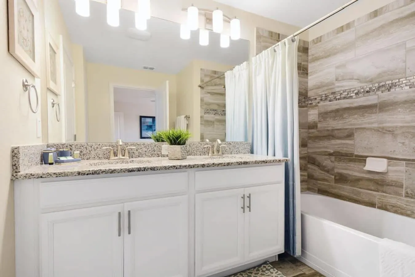 Four Bedrooms Home with Pool 3079