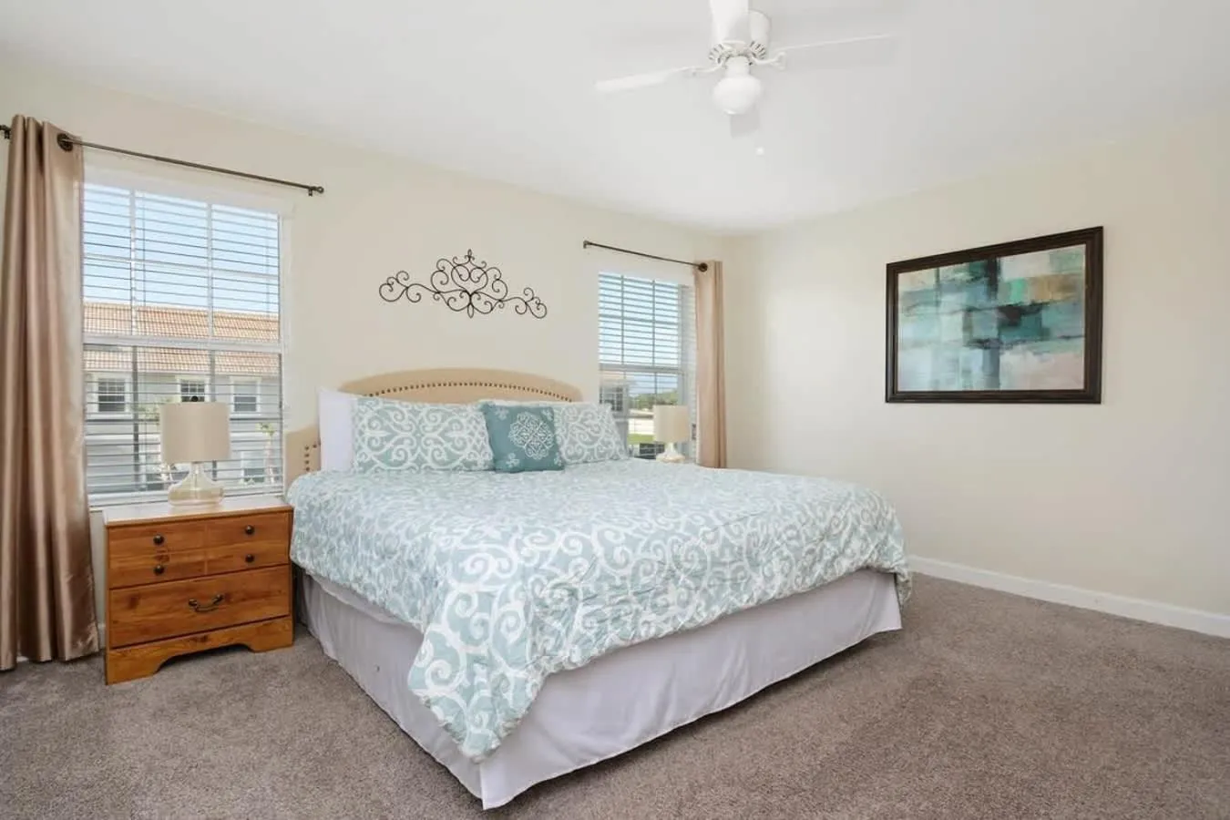 Bed in Four Bedrooms Home with Pool 3079