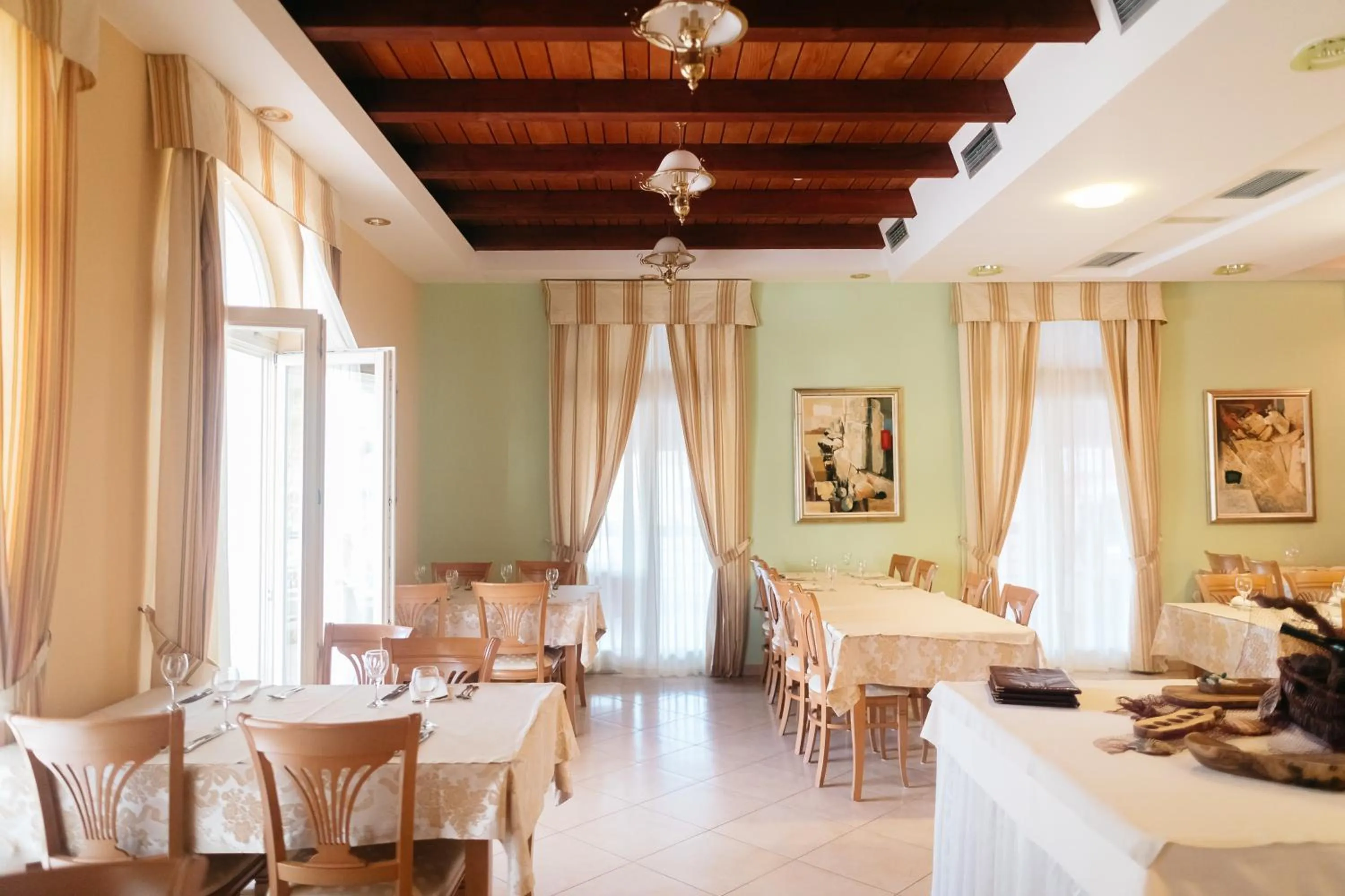 Restaurant/places to eat in Hotel Spongiola