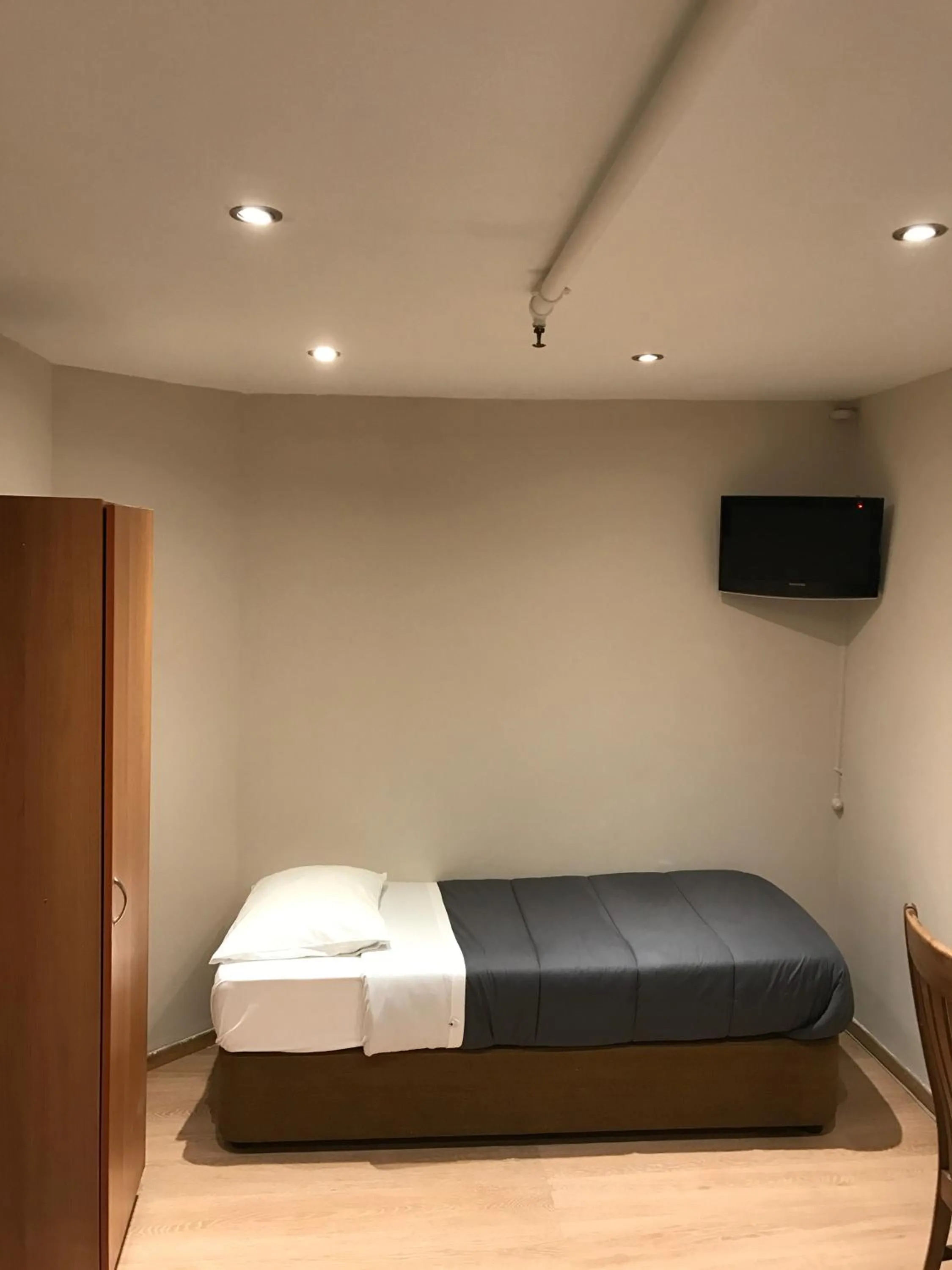 Bedroom, Bed in Royal Hotel