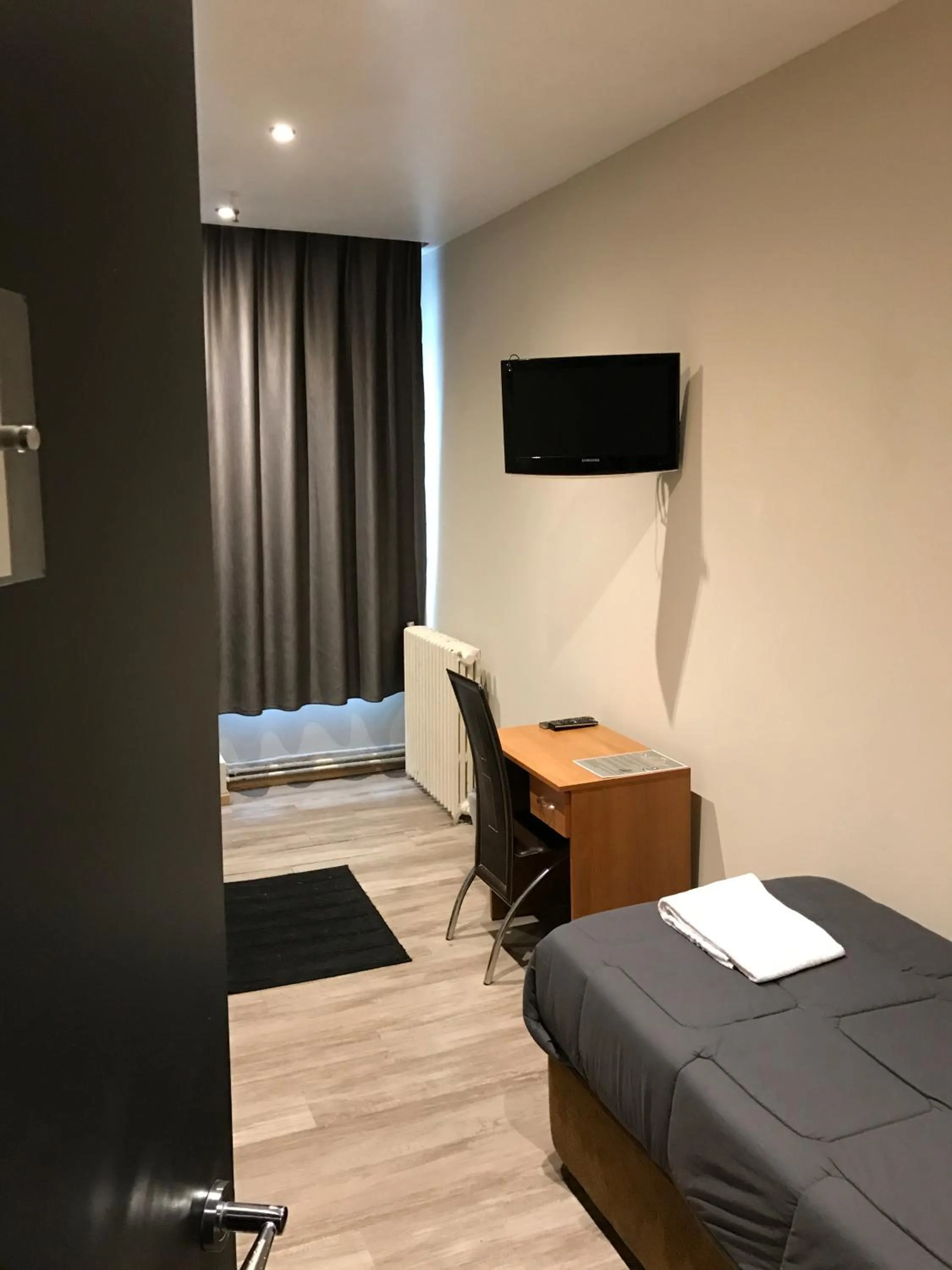 Bedroom, Bed in Royal Hotel