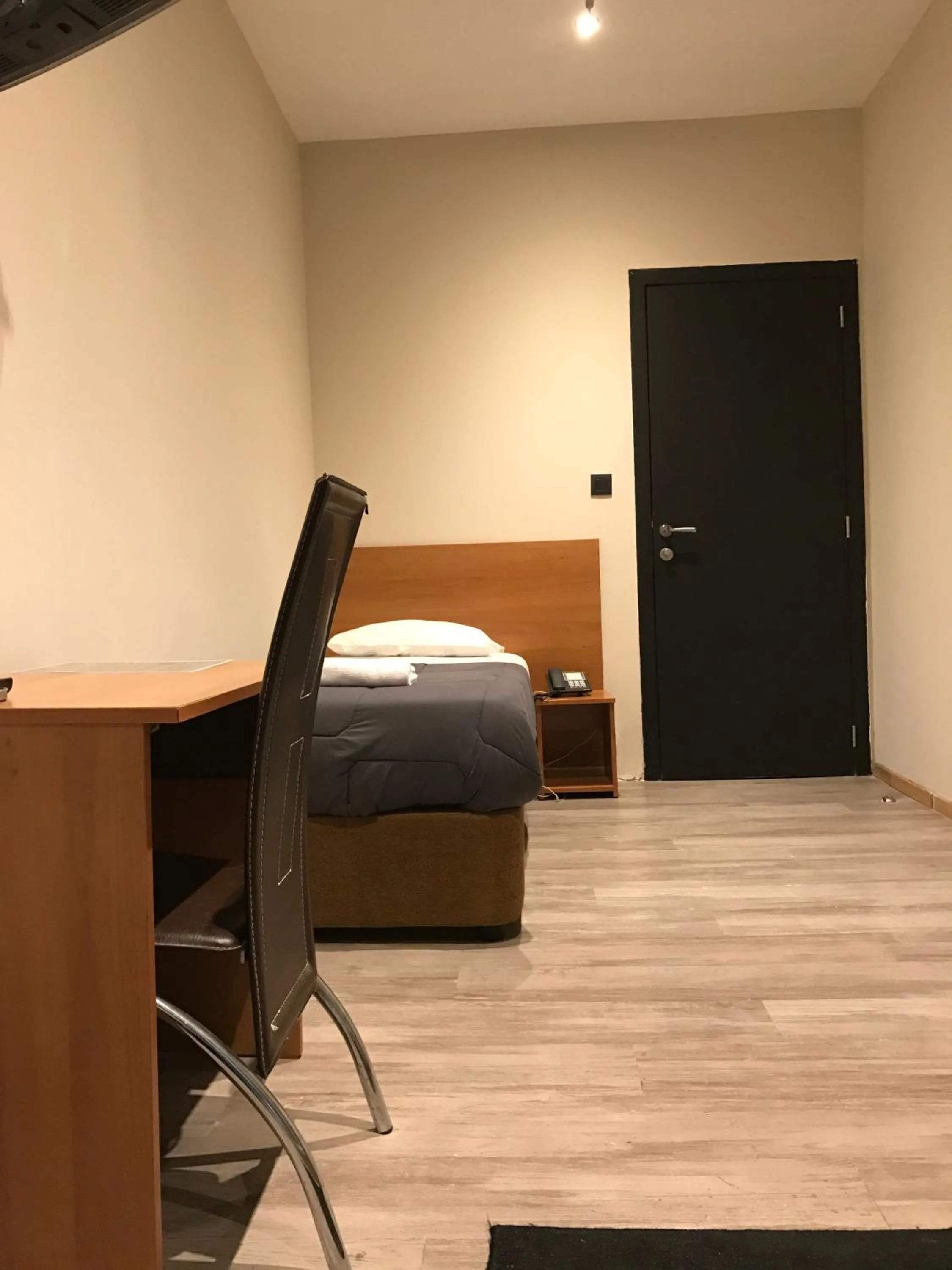 Bathroom, Bed in Royal Hotel