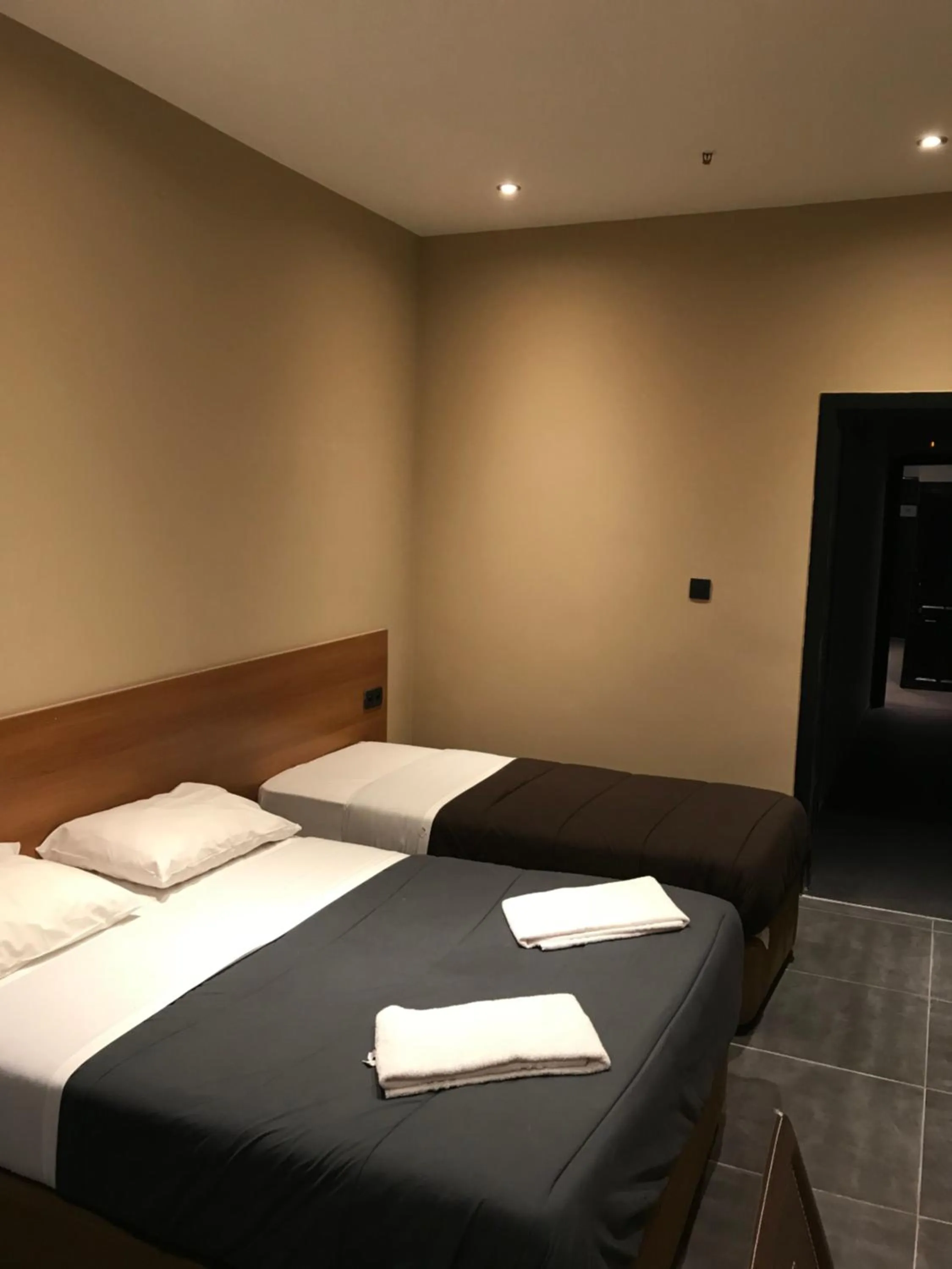 Property building, Bed in Royal Hotel