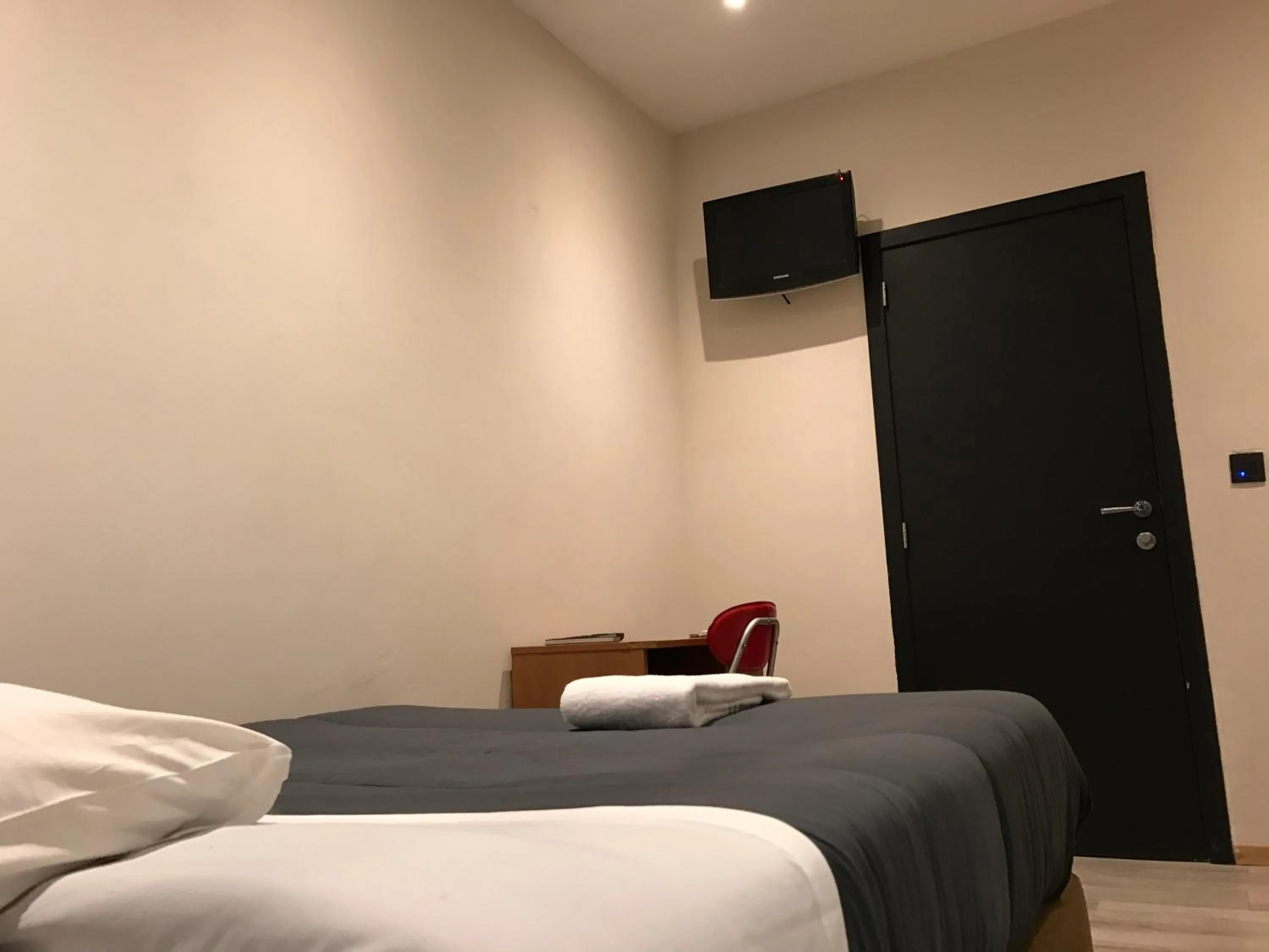 Bedroom, Bed in Royal Hotel