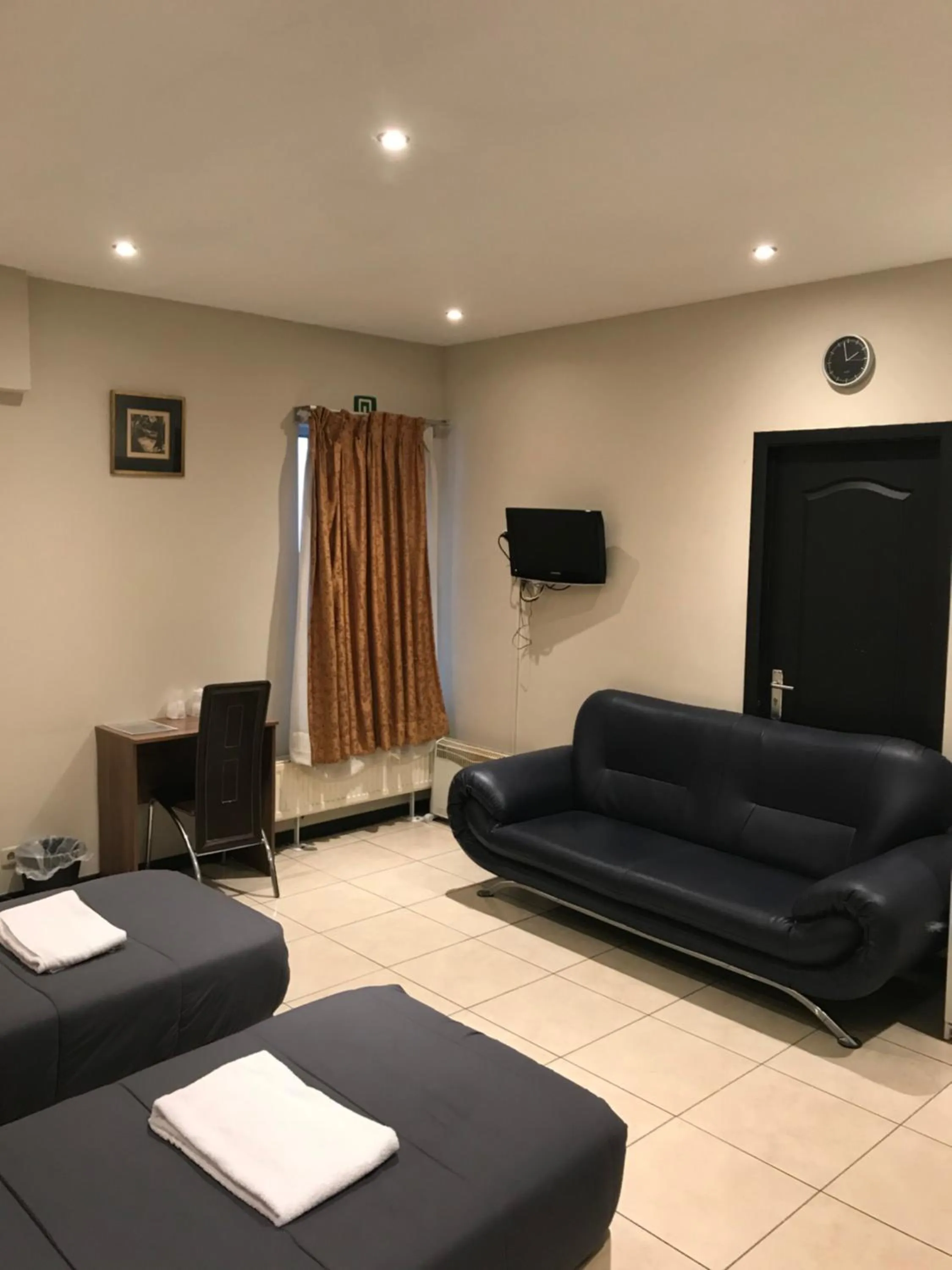 Photo of the whole room in Royal Hotel