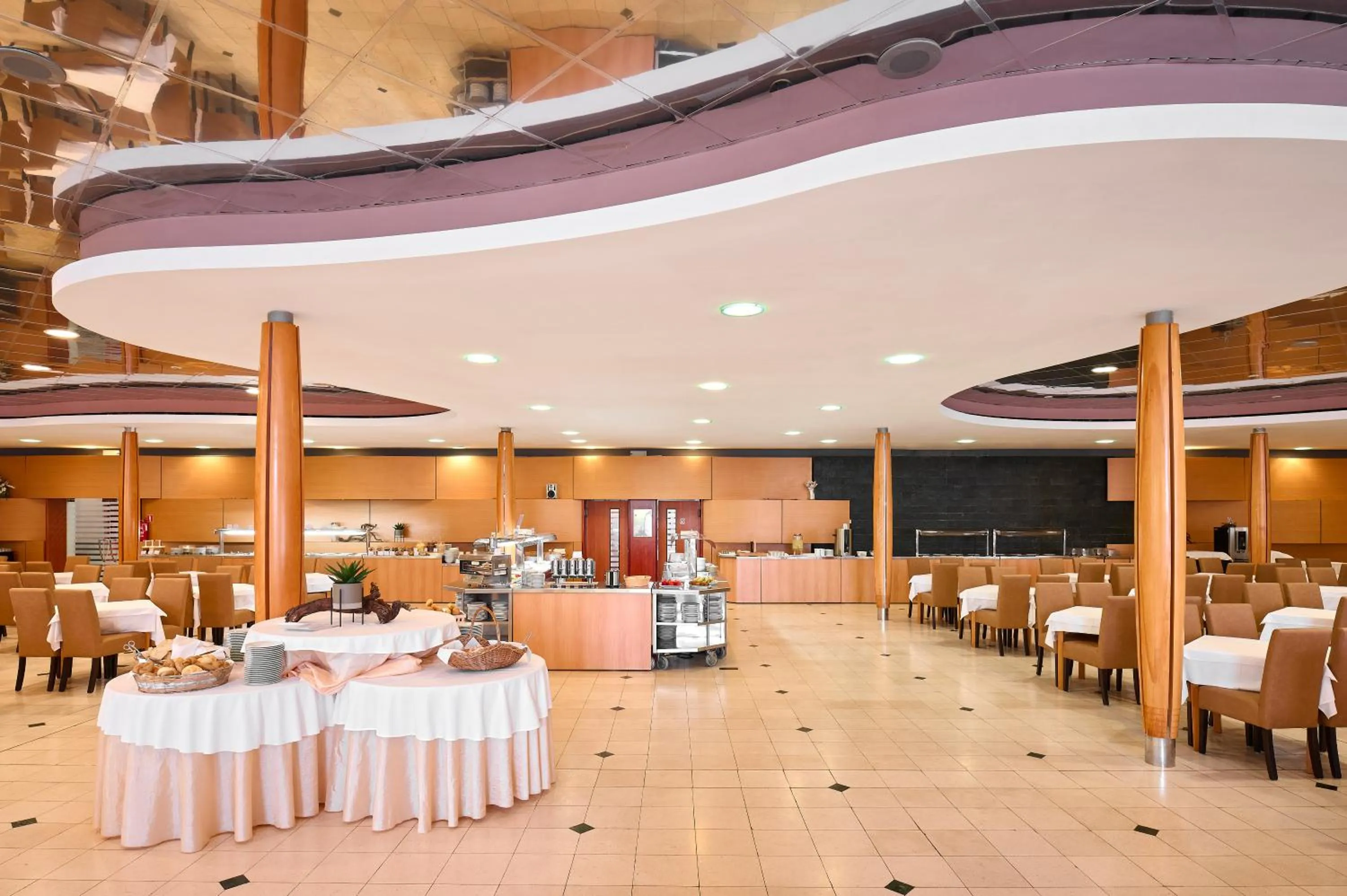 Restaurant/places to eat in Hotel Imperial
