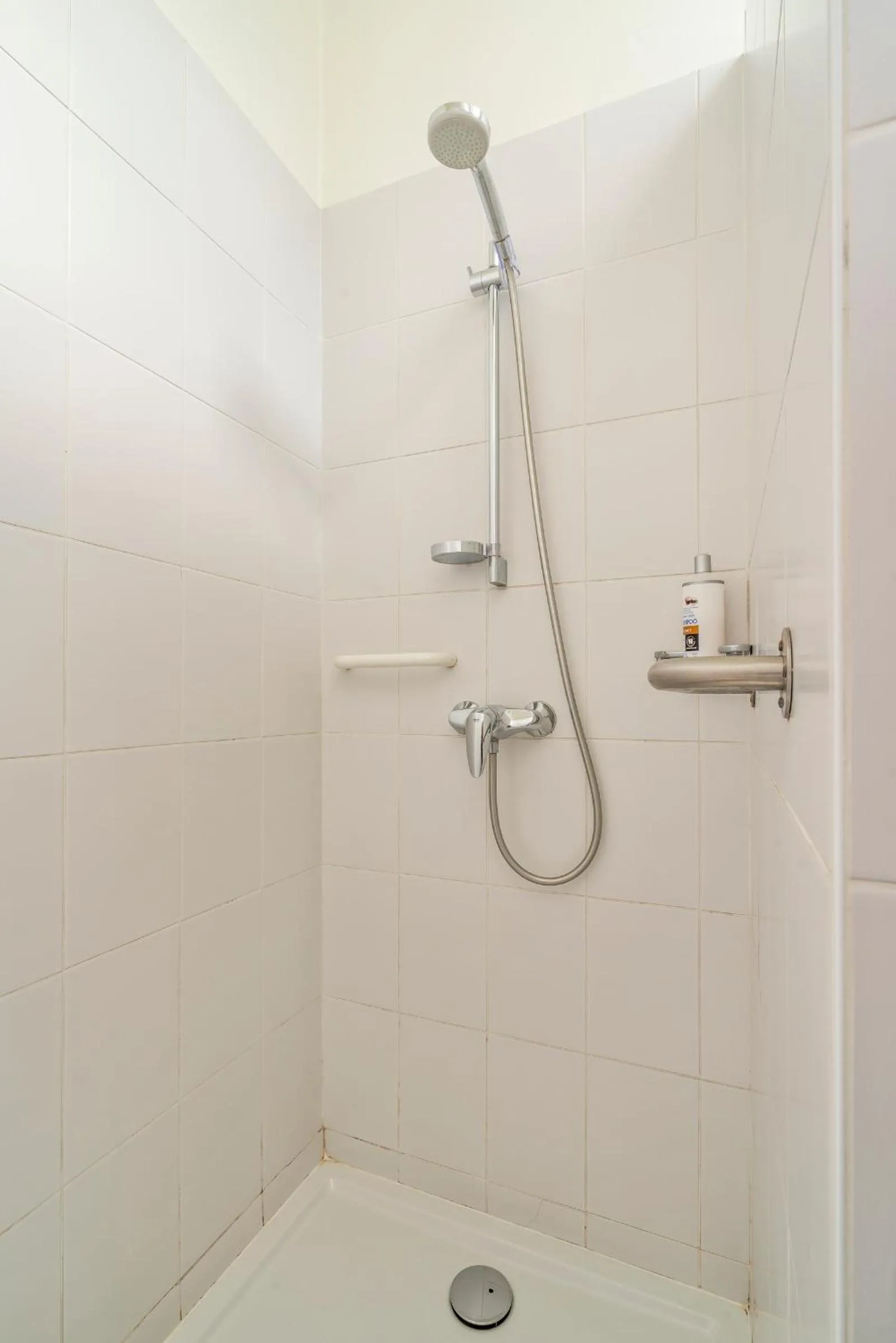 Shower in Elckerlyck Inn Hotel