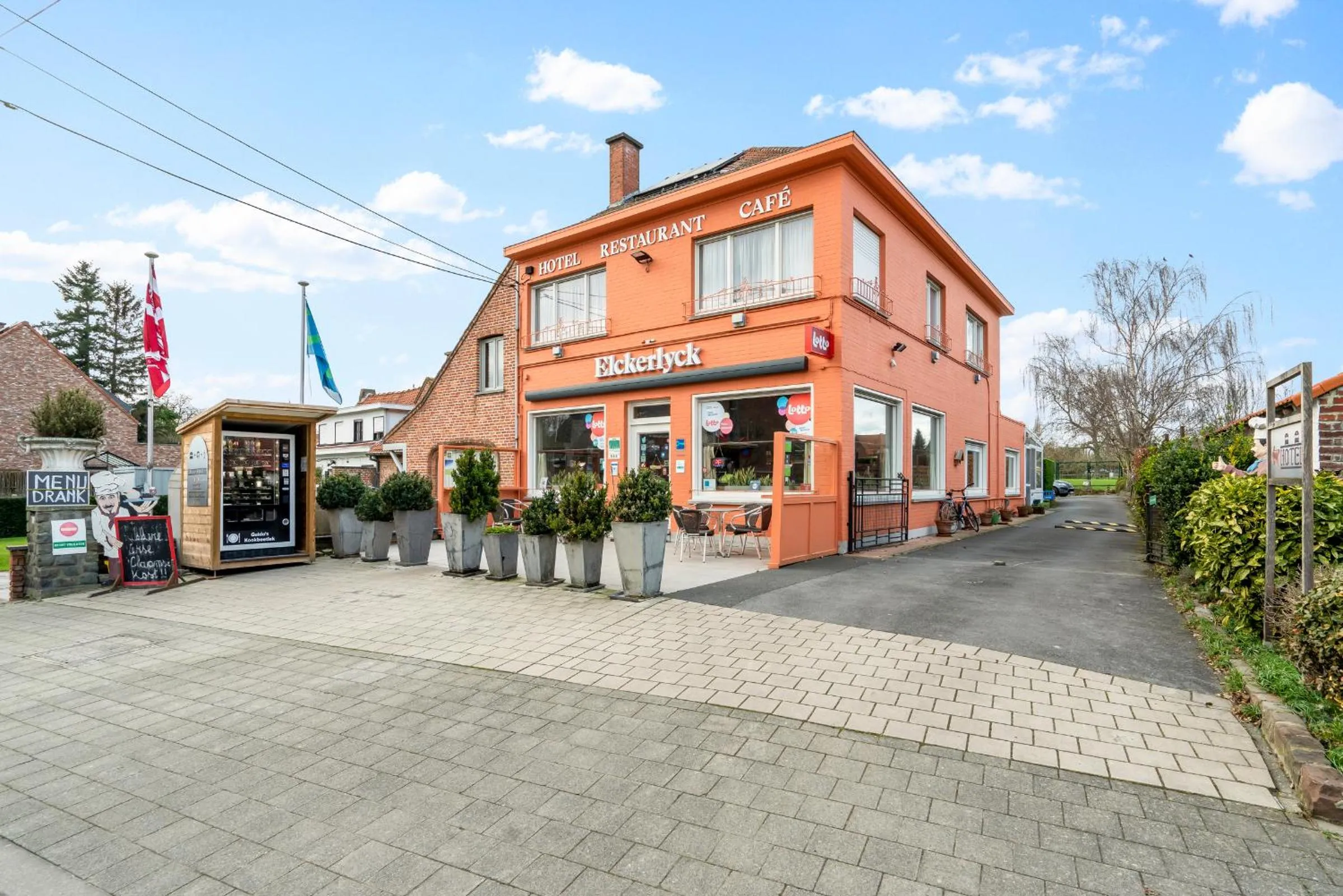 Property building in Elckerlyck Inn Hotel
