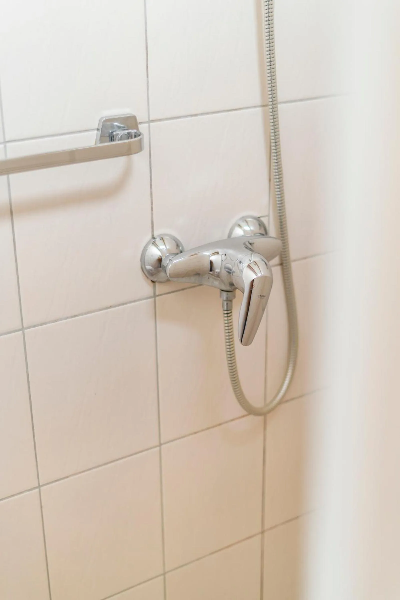 Shower in Elckerlyck Inn Hotel