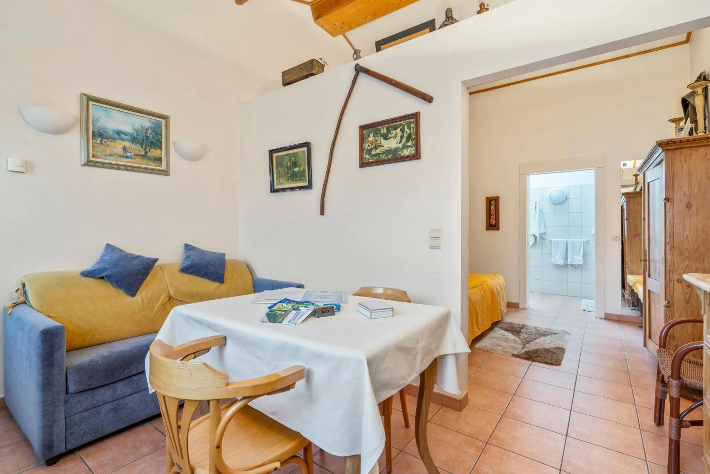 Seating area in Elckerlyck Inn Hotel